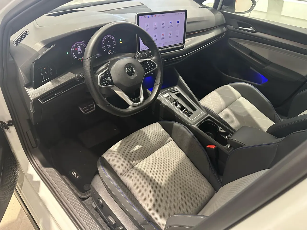 Volkswagen 2025 Golf 8 R-Line 1.5TSI 300TSI Automatic 7