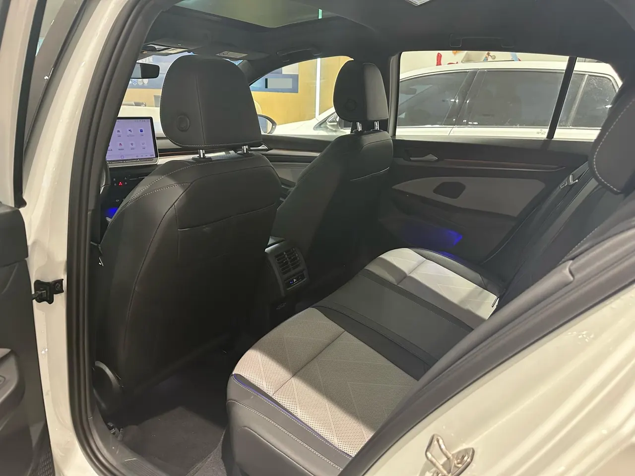 Volkswagen 2025 Golf 8 R-Line 1.5TSI 300TSI Automatic 9