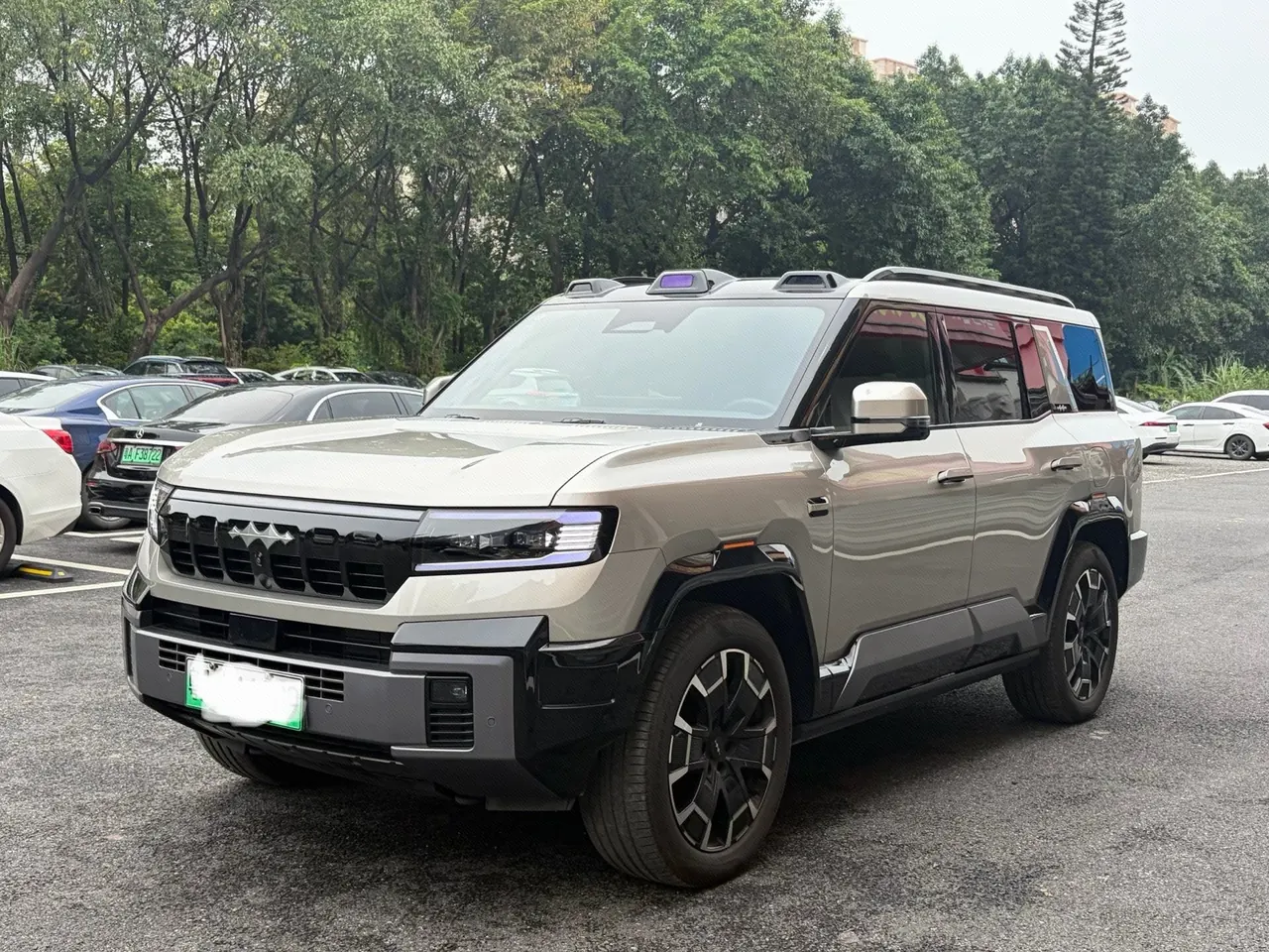 打开图片灯箱:FangChengBao 2025 Leopard 8 2.0T Stepless Zhiyong Flagship Edition 7-seat Automatic Gear