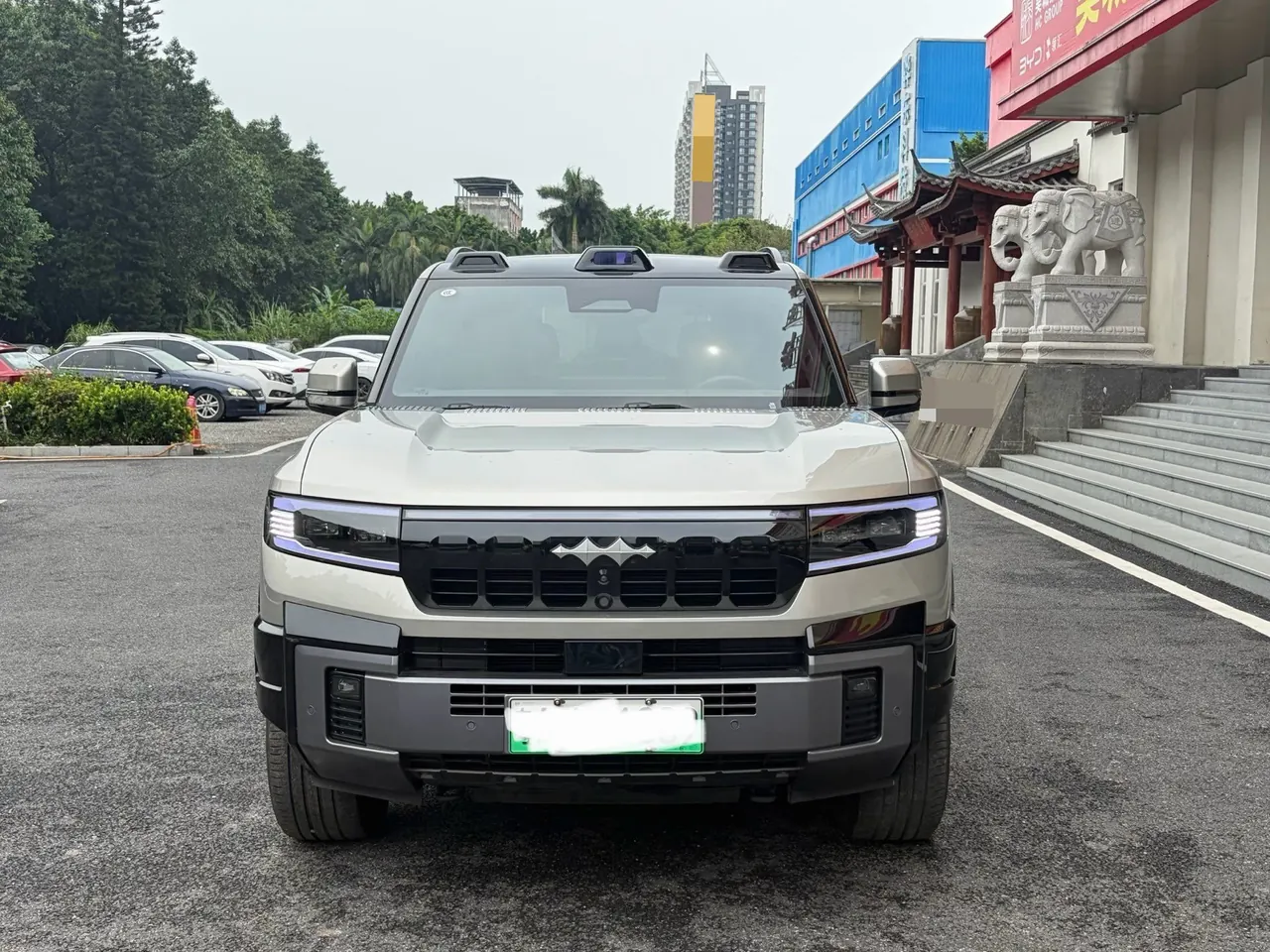 FangChengBao 2025 Leopard 8 2.0T Stepless Zhiyong Flagship Edition 7-seat Automatic Gear 3