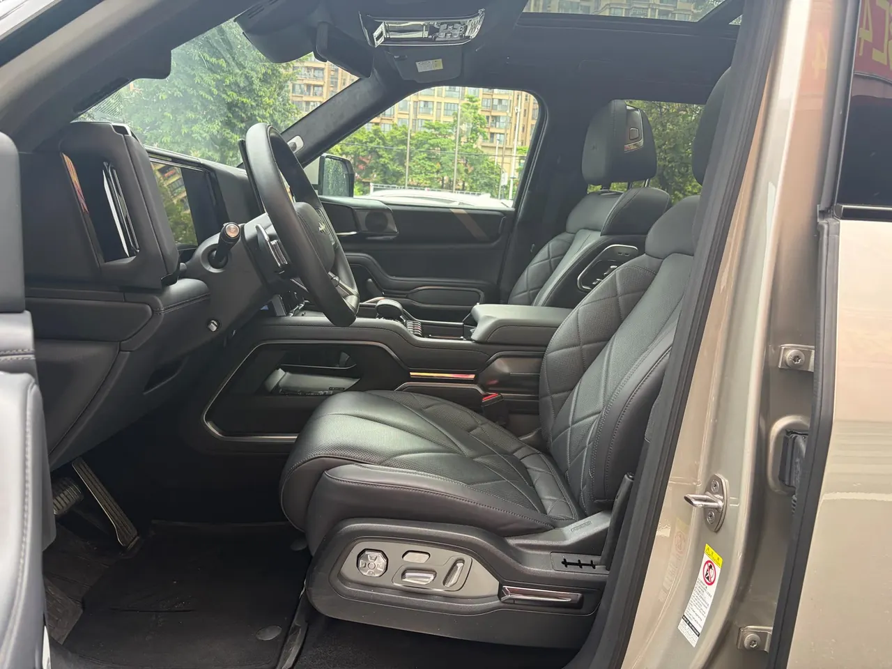 FangChengBao 2025 Leopard 8 2.0T Stepless Zhiyong Flagship Edition 7-seat Automatic Gear 4