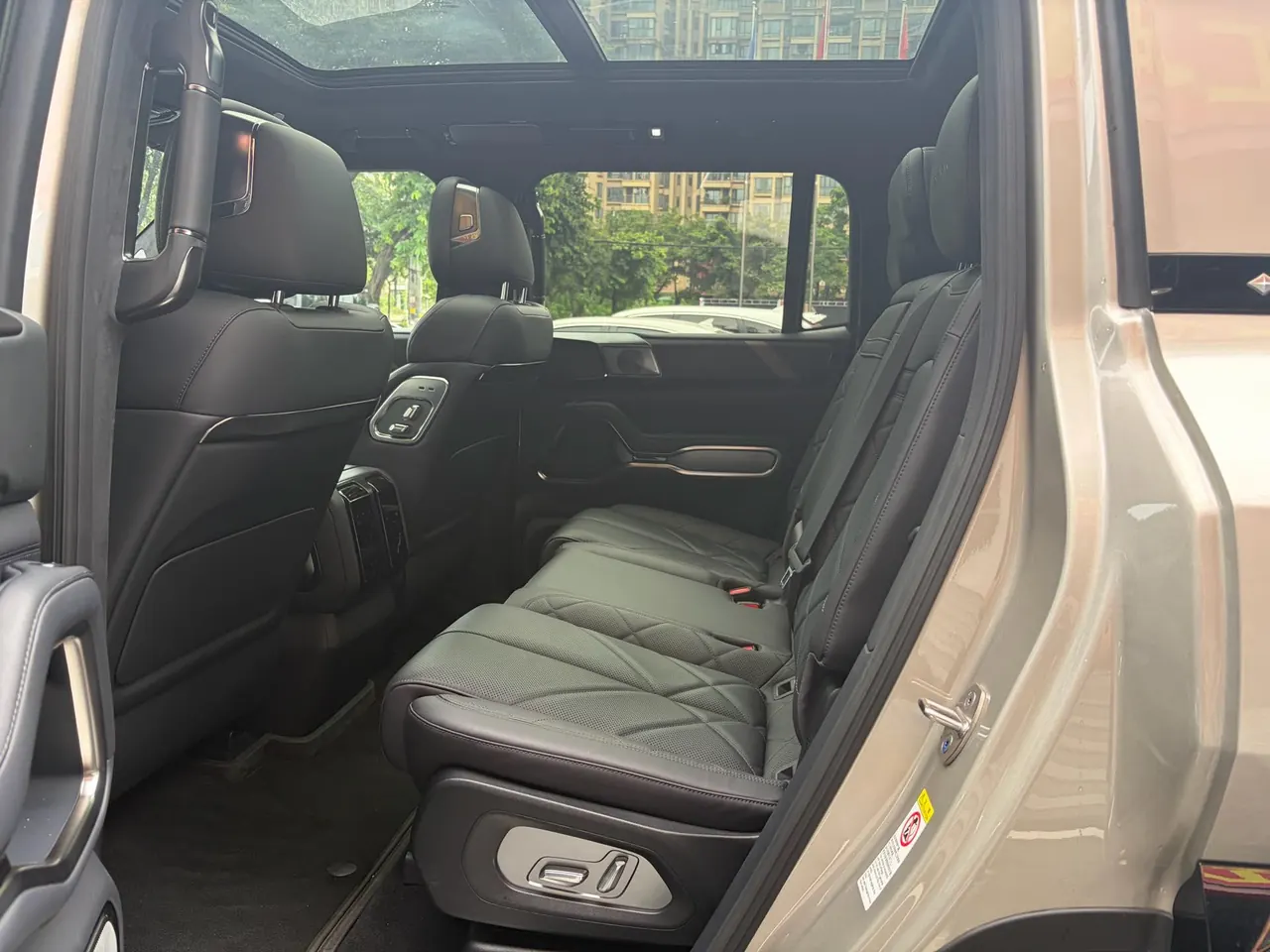 FangChengBao 2025 Leopard 8 2.0T Stepless Zhiyong Flagship Edition 7-seat Automatic Gear 6