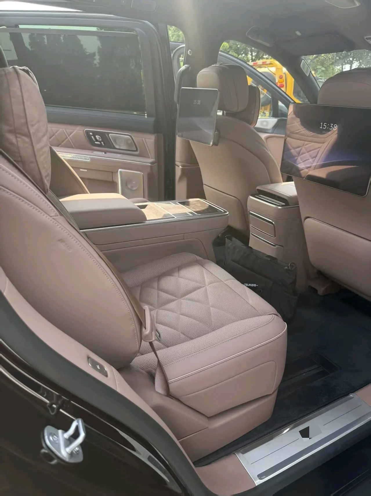 NIO 2026 ES 9 102kWh Executive Island Deluxe Automatic Gear 5