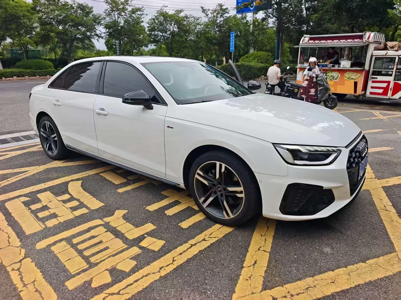 Audi 2022 A4L 2.0TFSI 40TFSI Deluxe Dynamic Automatic 2