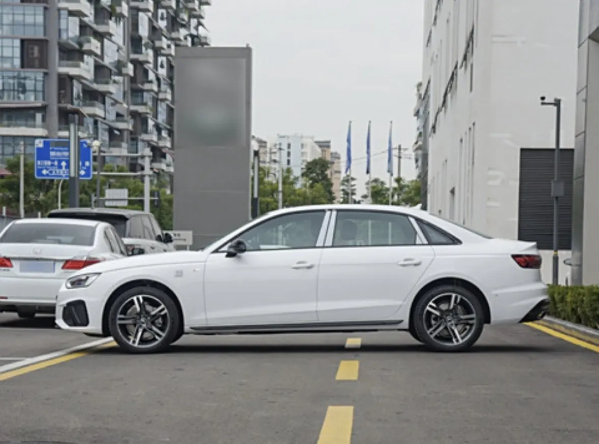 Audi 2022 A4L 2.0TFSI 40TFSI Deluxe Dynamic Automatic 3