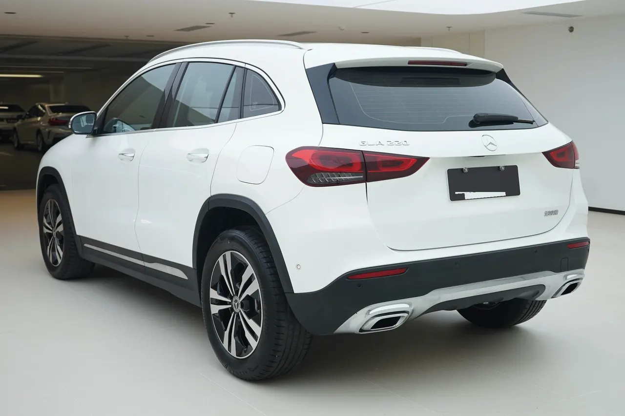 Mercedes Benz 2024 GLA 220 2.0T automatic gear 4