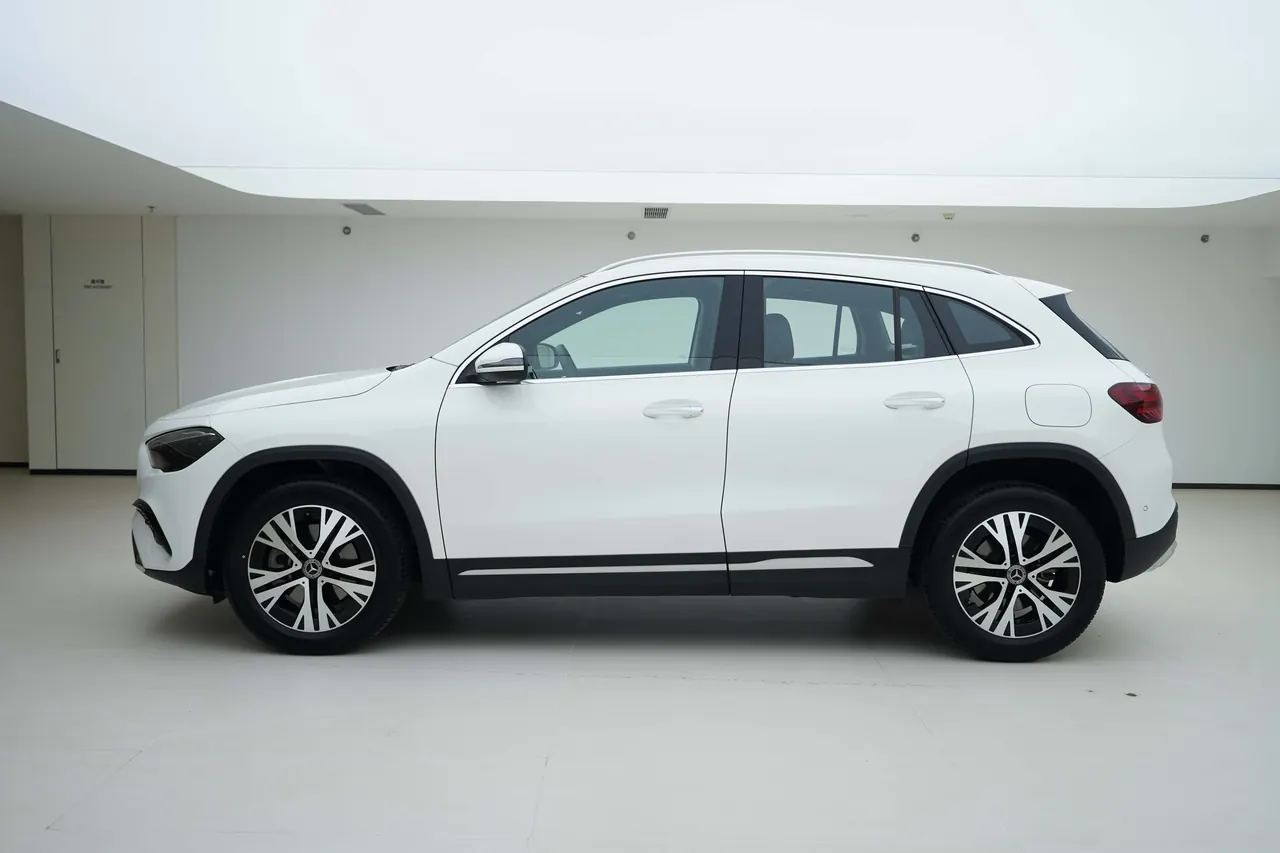 Mercedes Benz 2024 GLA 220 2.0T automatic gear 5