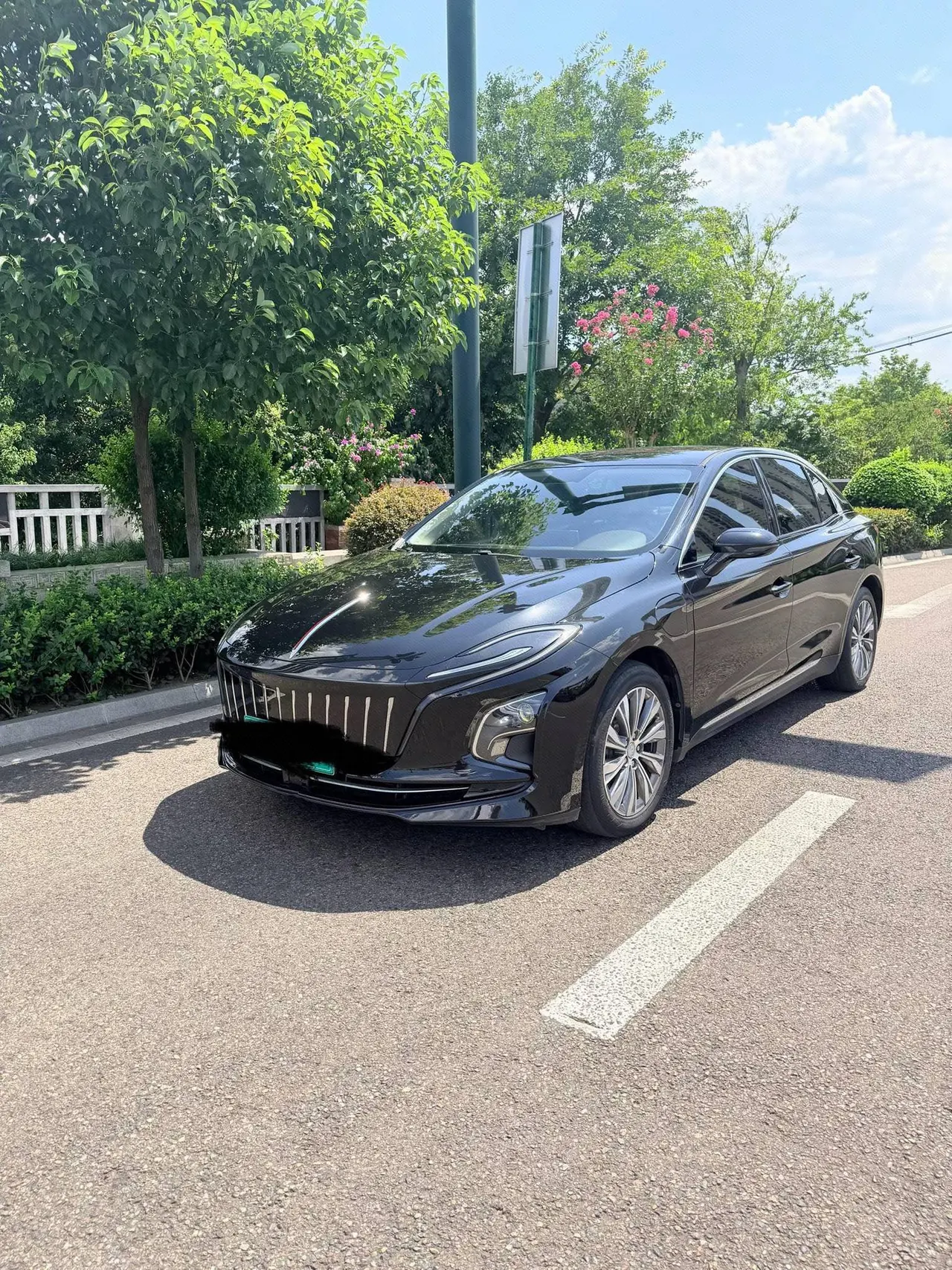 Open image lightbox: HongQi 2022 E-QM 5 431km Charging Enjoy Edition Automatic Gear