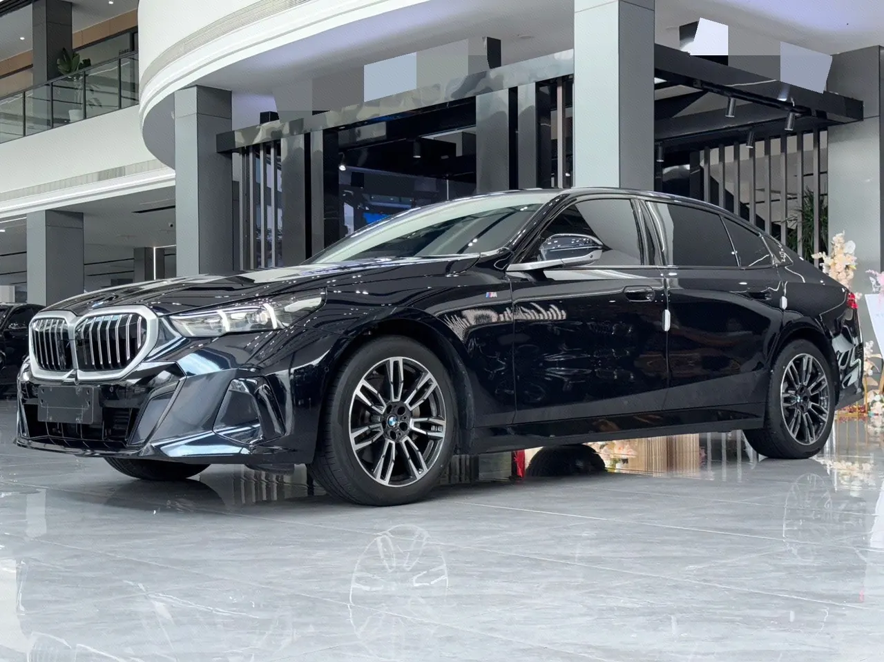 Open image lightbox: BMW 5 Series 2024 model 530Li 48V 2.0T Leading Edition M Sport Package Automatic