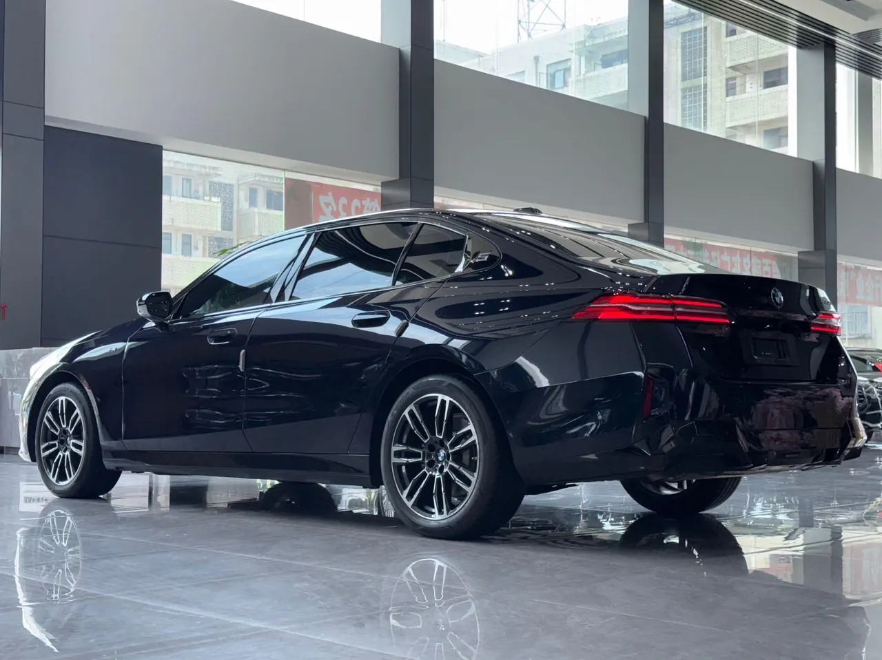 BMW 5 Series 2024 model 530Li 48V 2.0T Leading Edition M Sport Package Automatic 3
