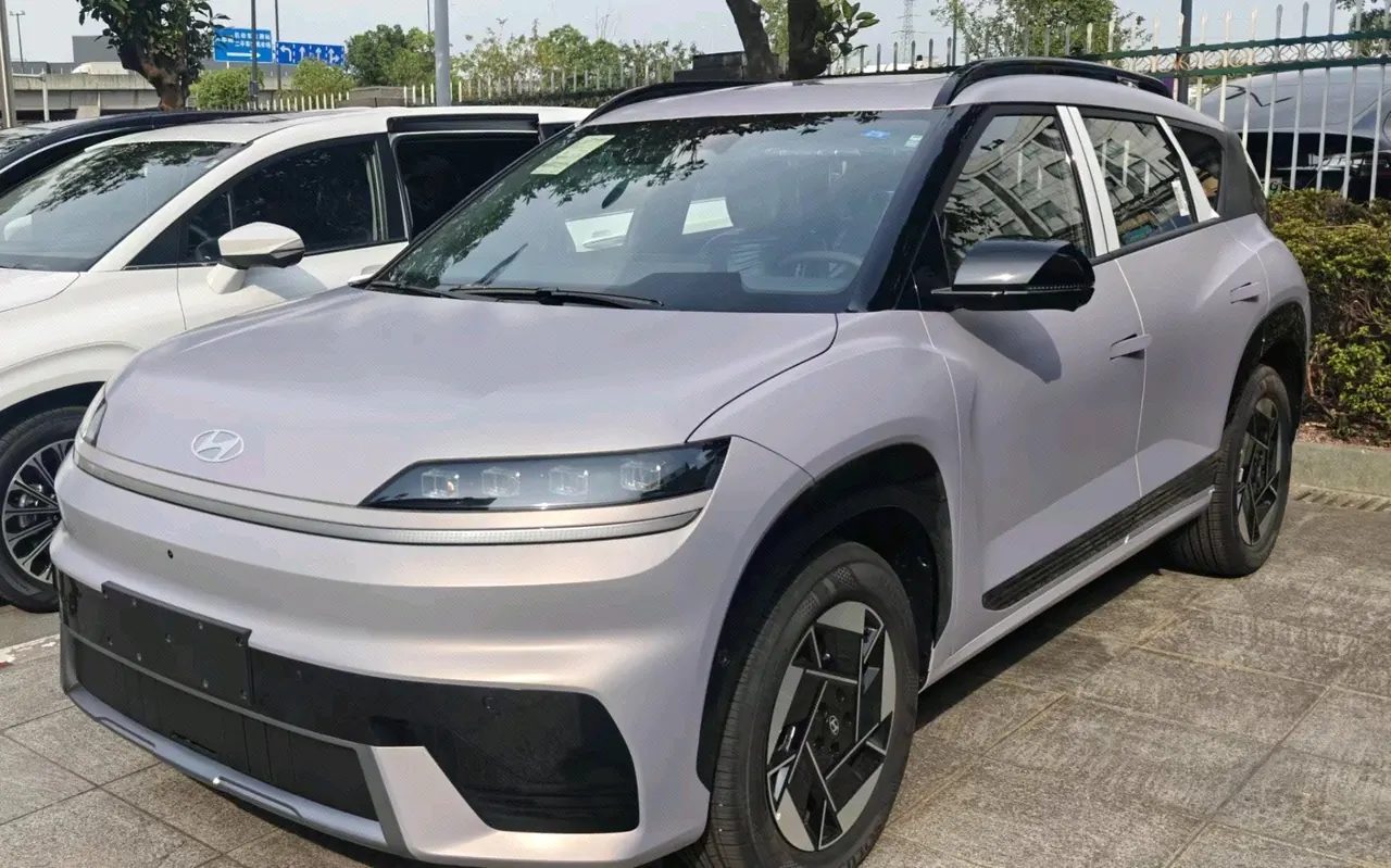 Hyundai 2025 EO Yi Europe Two-Drive TECH Edition 64.2kWh Automatic Gear - View 1