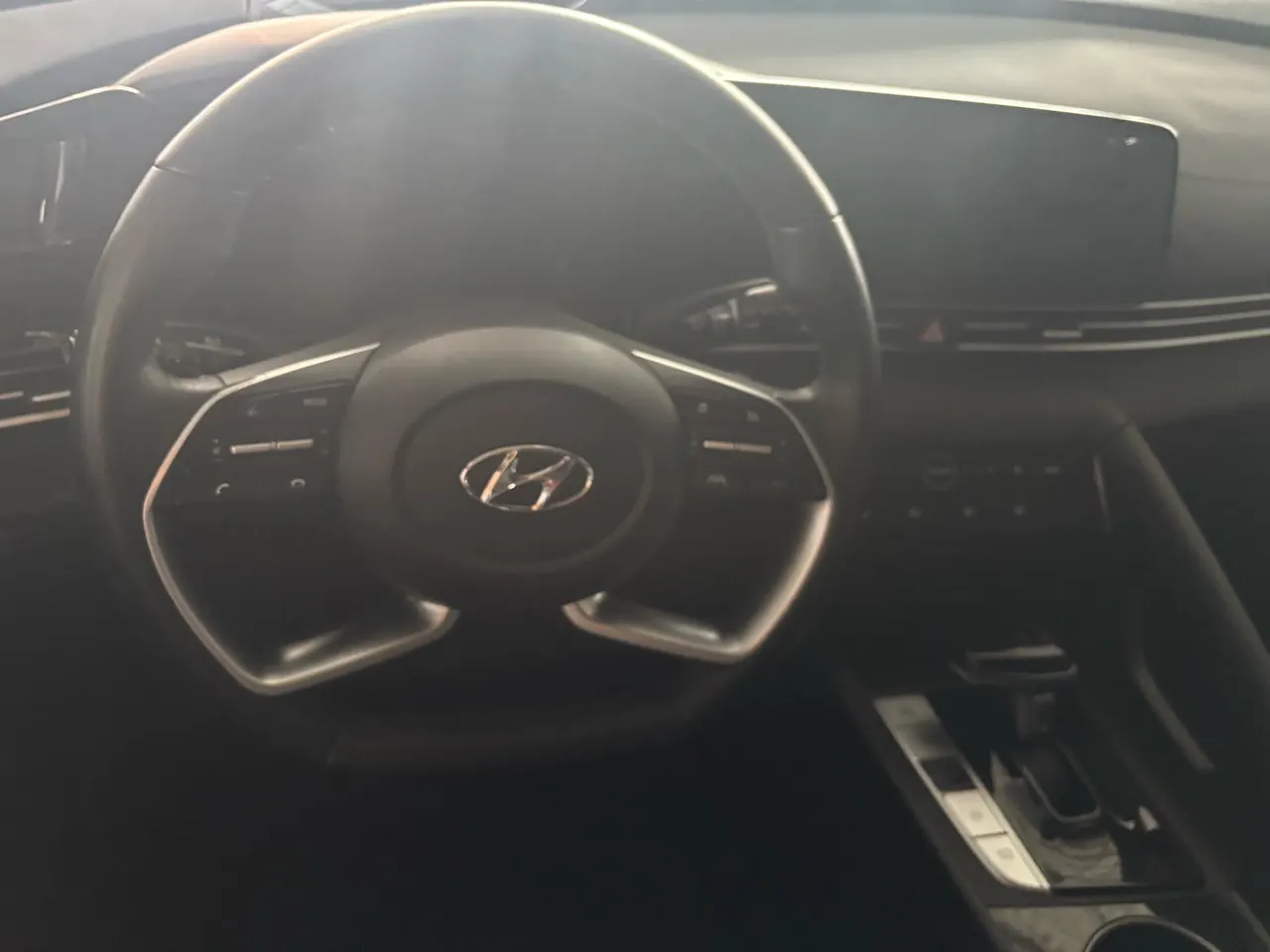 Hyundai 2022 Elantra -3-compartment 1.5 stepless LUX premium automatic gear 5