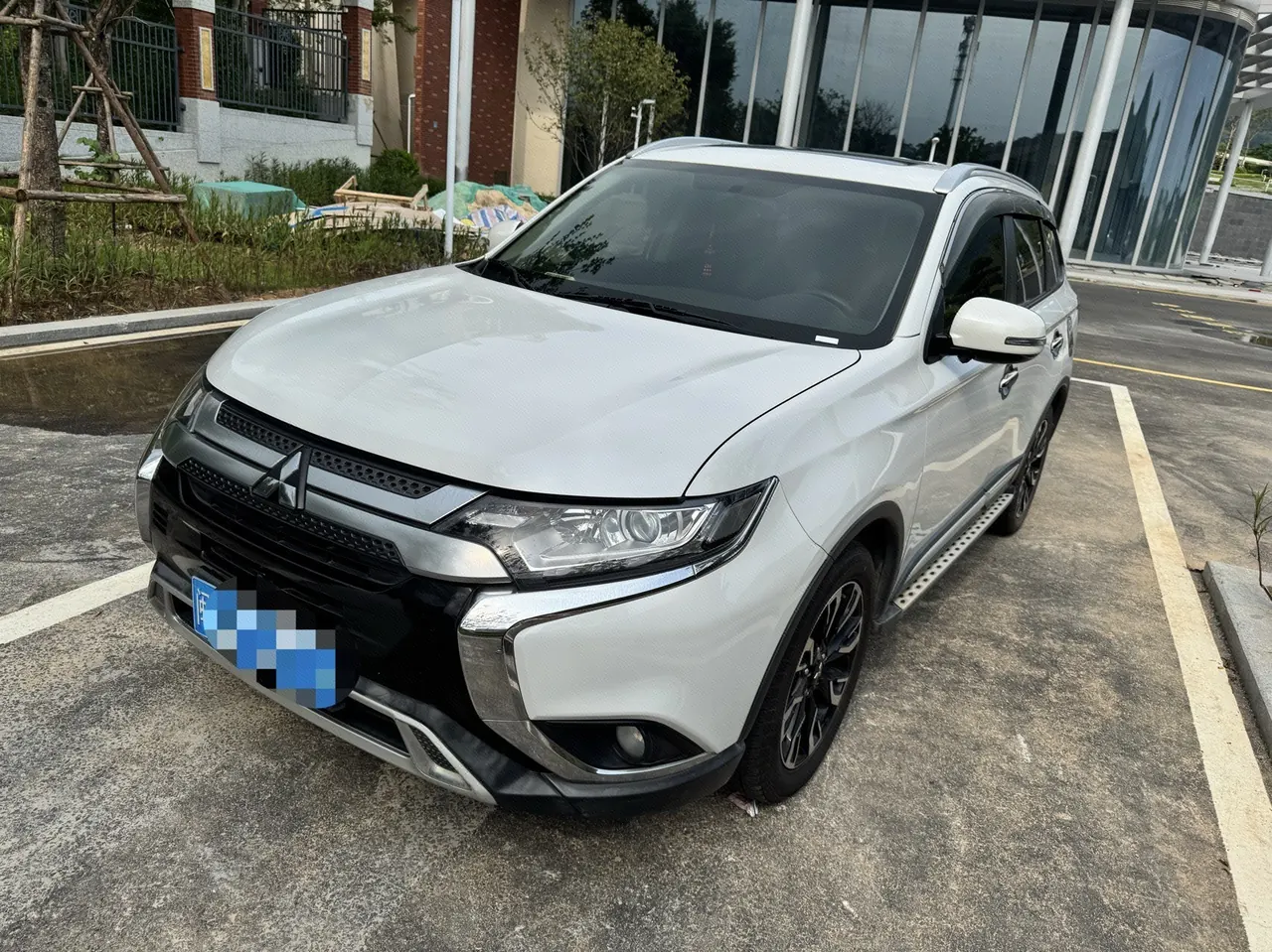 打开图片灯箱:Mitsubishi 2020 Outlander 2.0 Stepless Two-Drive Smooth Edition 5-seat Automatic Gear