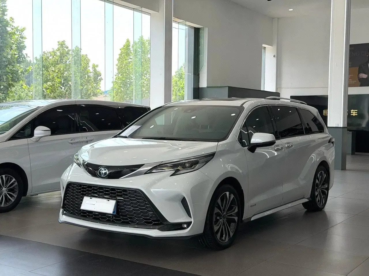 打开图片灯箱:Toyota 2024 Grevia HYBRID 2.5 Stepless Premium PLUS Edition Automatic Gear