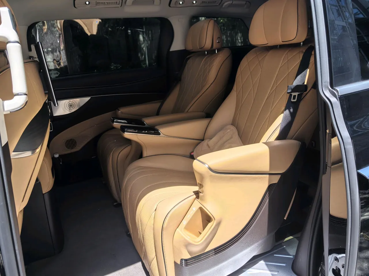 Denza 2024 Denza D9 DM-i 1.5T Stepless 980 Four-wheel Drive Honorable Automatic Gear 3