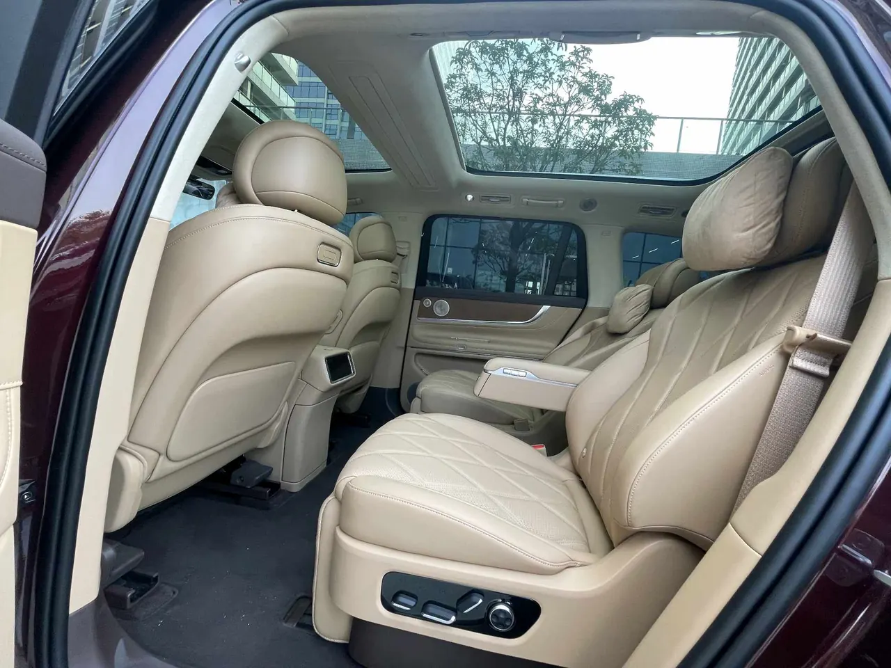 AITO 2025 AITO M9 extended range Ultra version 52kWh6 seat version automatic gear 6