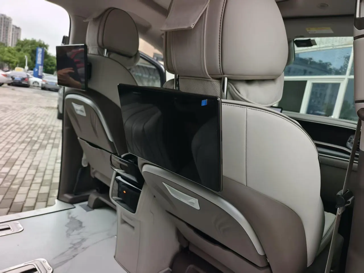 Denza 2022 Denza D9 DM-i 1.5T Stepless 970 Four-wheel Drive Honorable Automatic Gear 4