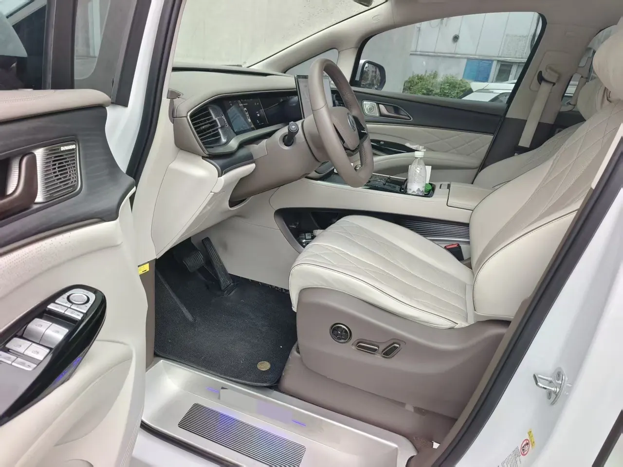 Denza 2022 Denza D9 DM-i 1.5T Stepless 970 Four-wheel Drive Honorable Automatic Gear 5