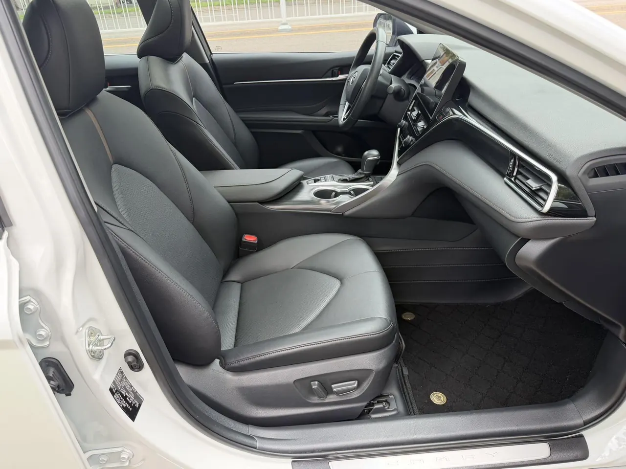 Toyota 2023 Camry Dual Engine 2.5HG Stepless Deluxe Automatic Gear 10