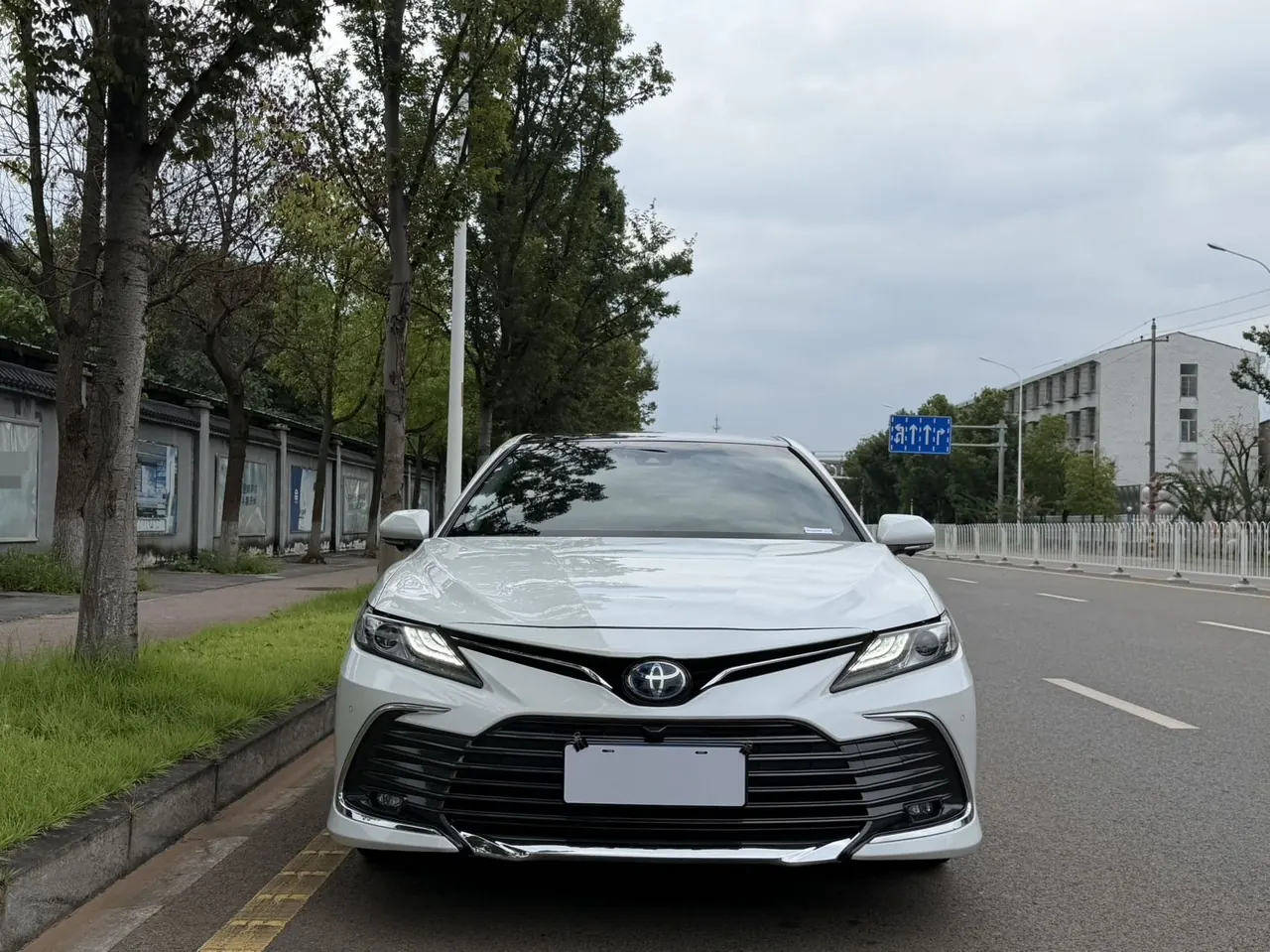 Toyota 2023 Camry Dual Engine 2.5HG Stepless Deluxe Automatic Gear 2