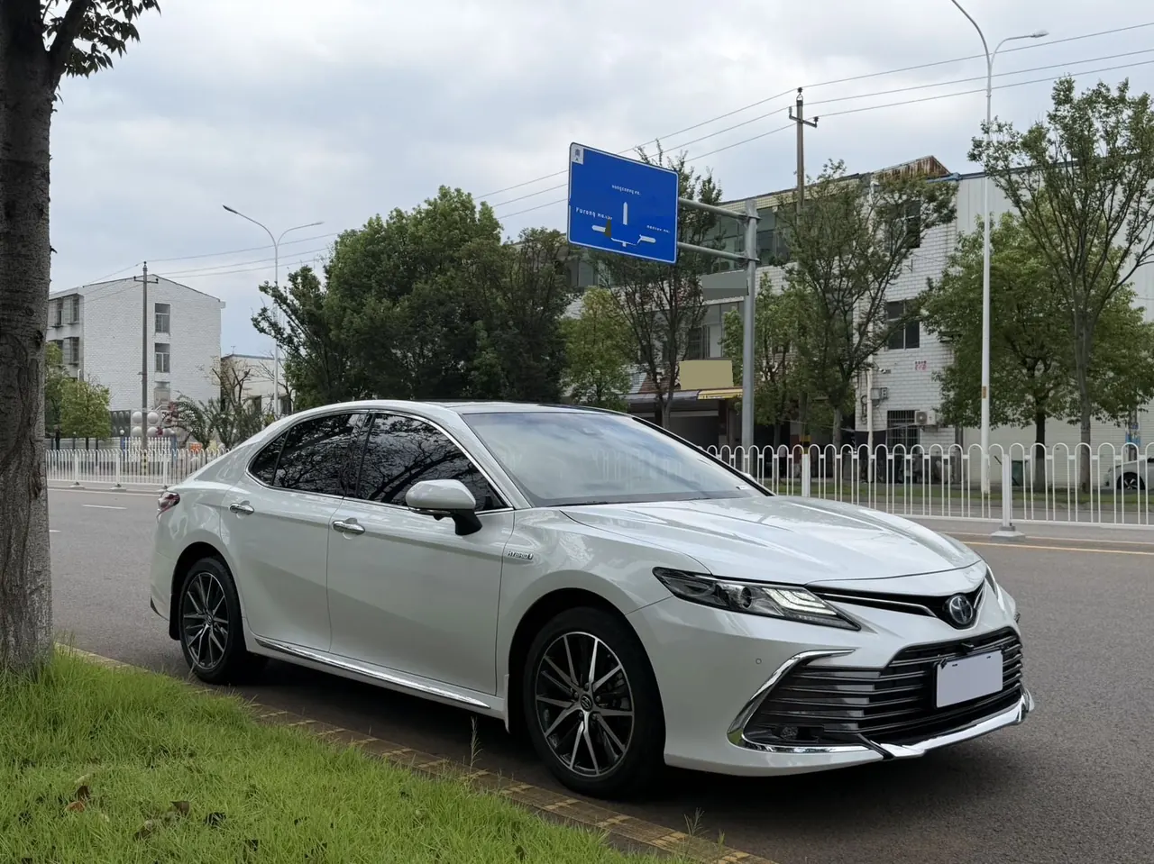 Toyota 2023 Camry Dual Engine 2.5HG Stepless Deluxe Automatic Gear 3
