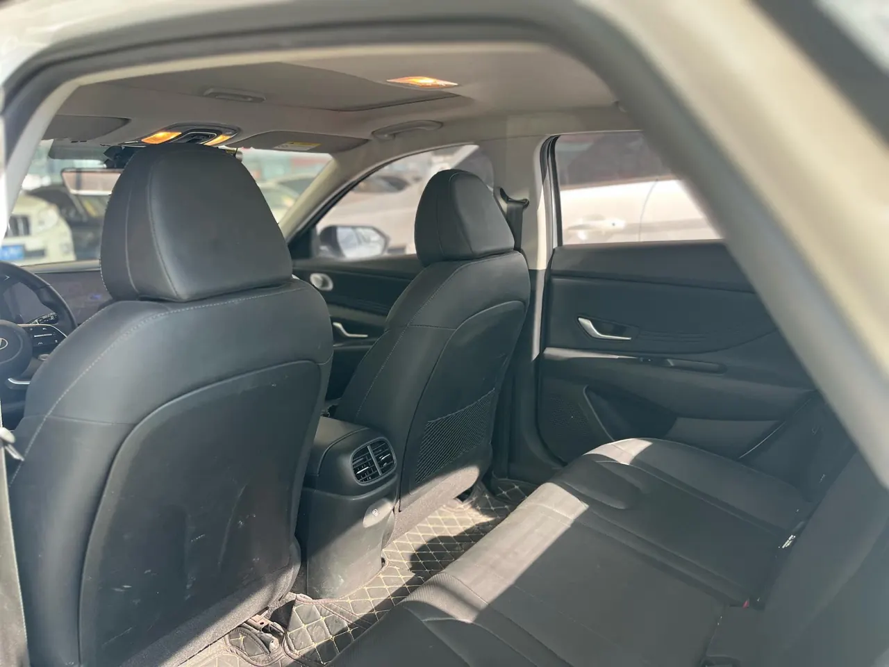 Hyundai 2023 Elantra -3-compartment 1.5 stepless LUX premium automatic gear 5