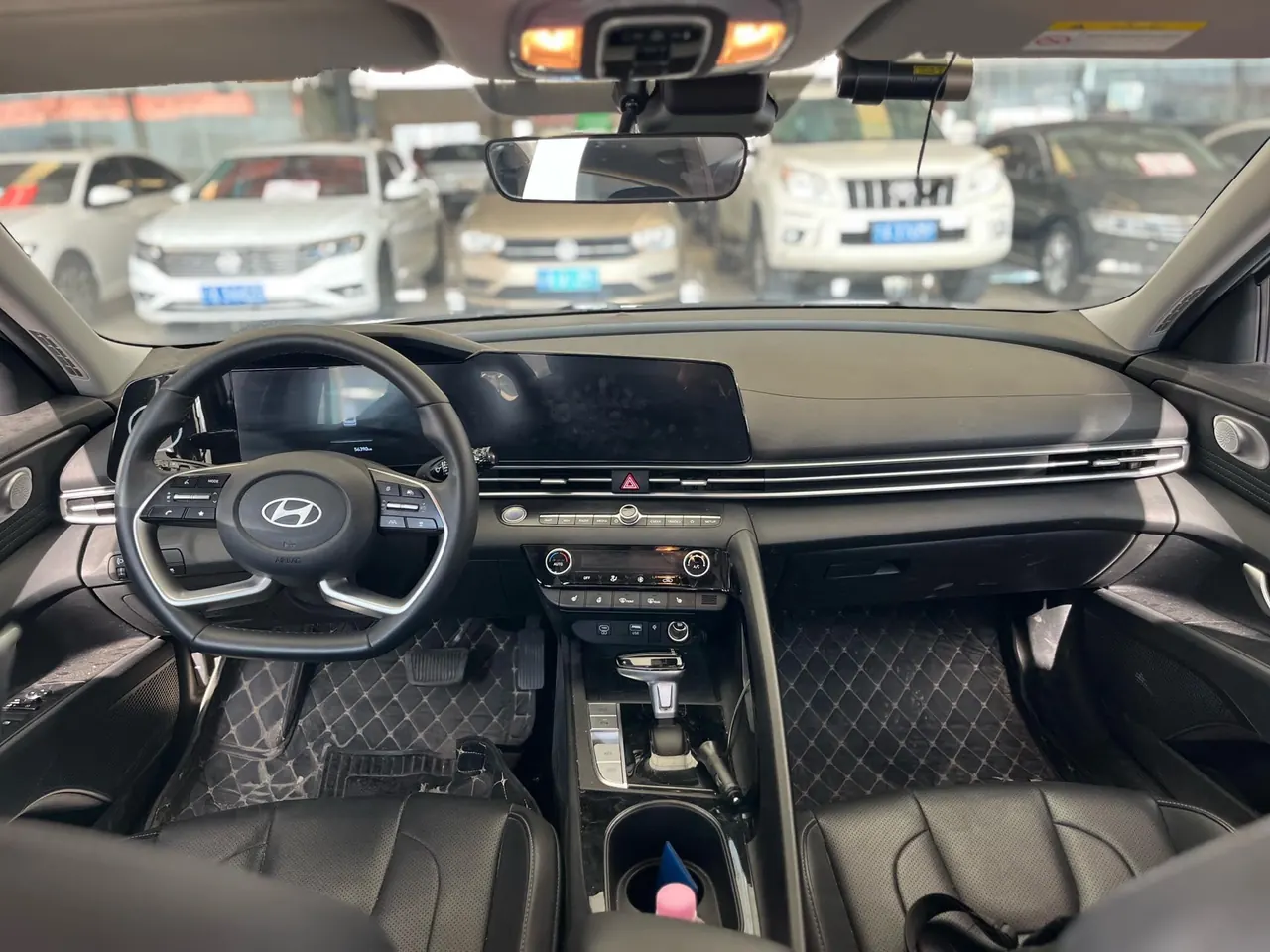 Hyundai 2023 Elantra -3-compartment 1.5 stepless LUX premium automatic gear 6