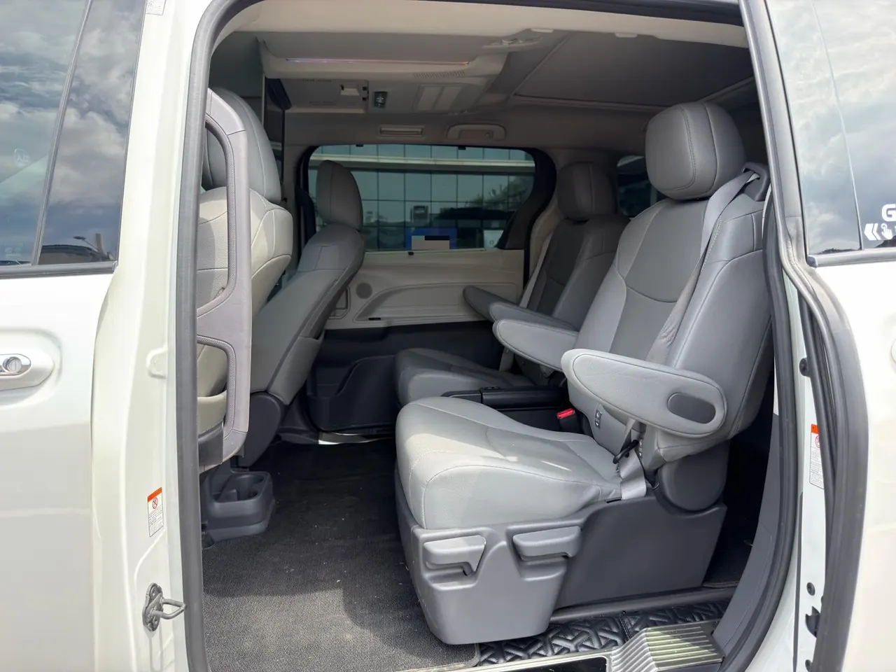 Toyota 2023 Grevia HYBRID 2.5 Stepless Premium PLUS Edition Automatic Gear 4