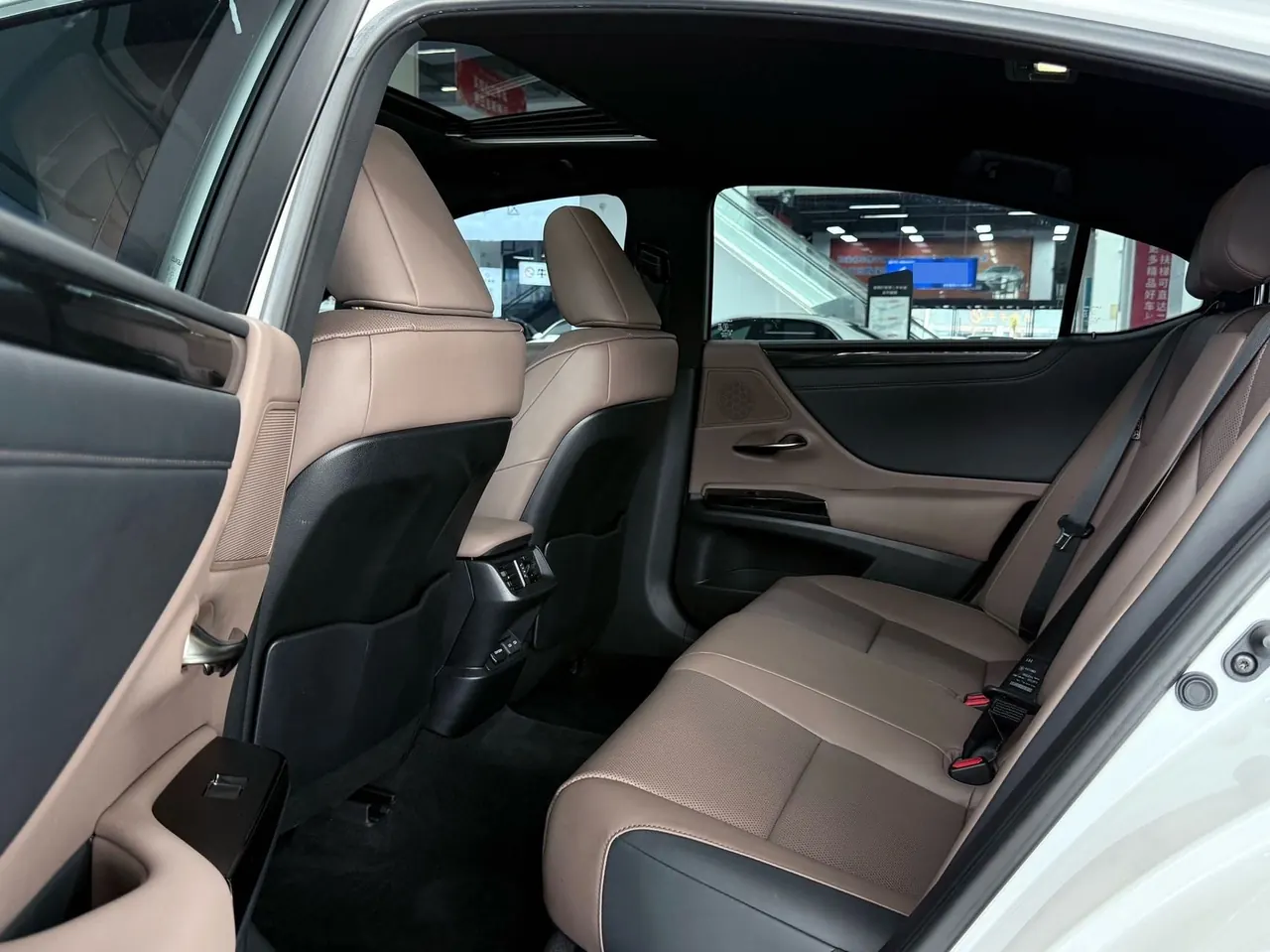 Lexus ES (Imported) 2023 ES260 2.5 Excellence Automatic Gear 8