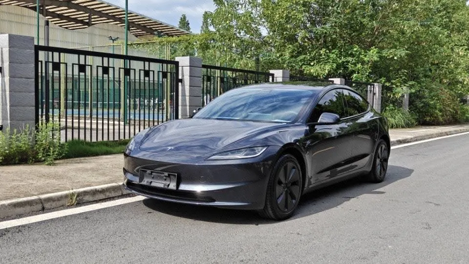 打开图片灯箱:Tesla 2025 Model 3 rear-wheel drive version of automatic transmission