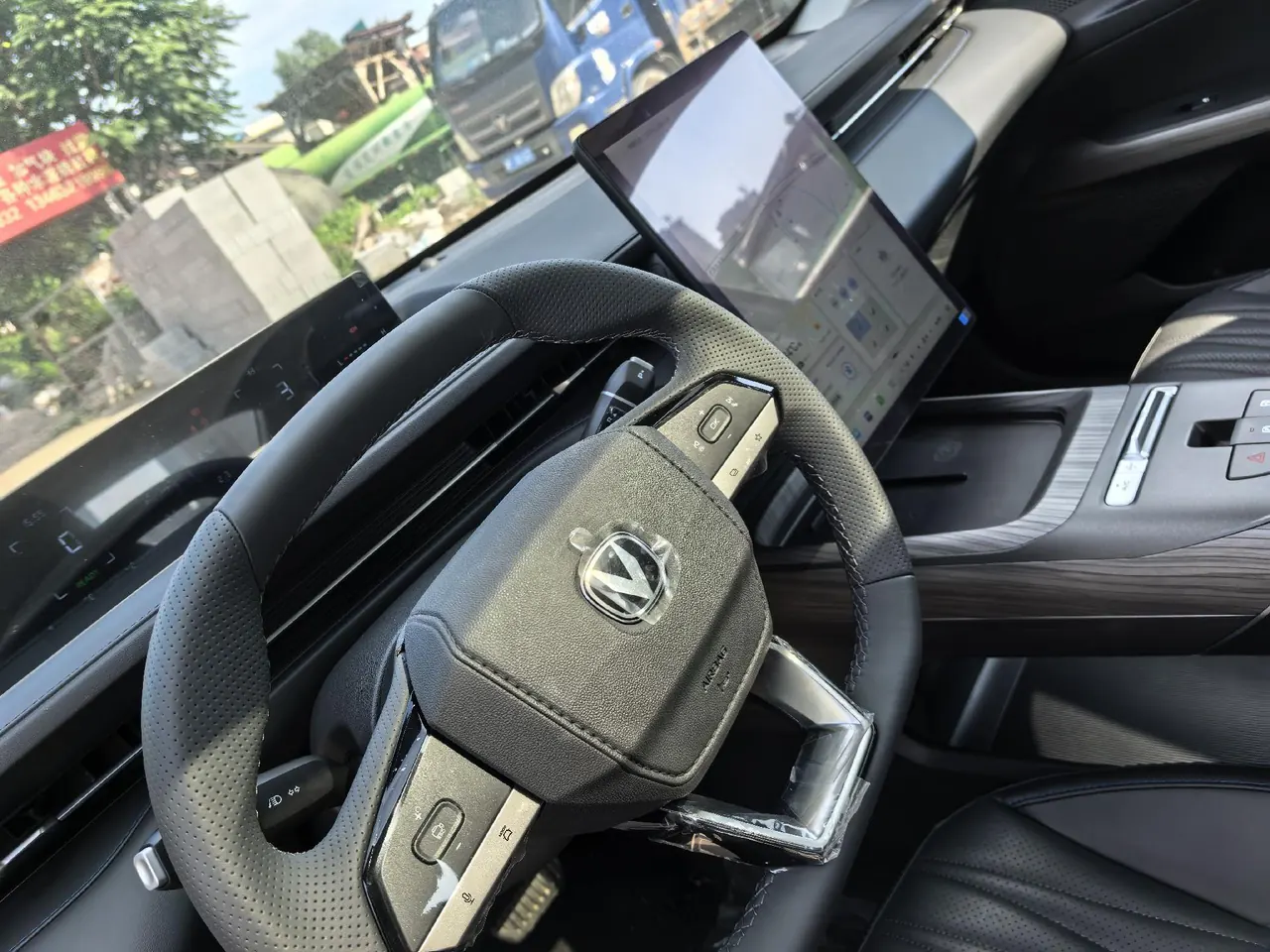 ChangAn Yidong New Energy 2025 Yidong PHEV 1.5 Stepless Smart New Blue Whale 145KM Battleship Edition Automatic Gear 8