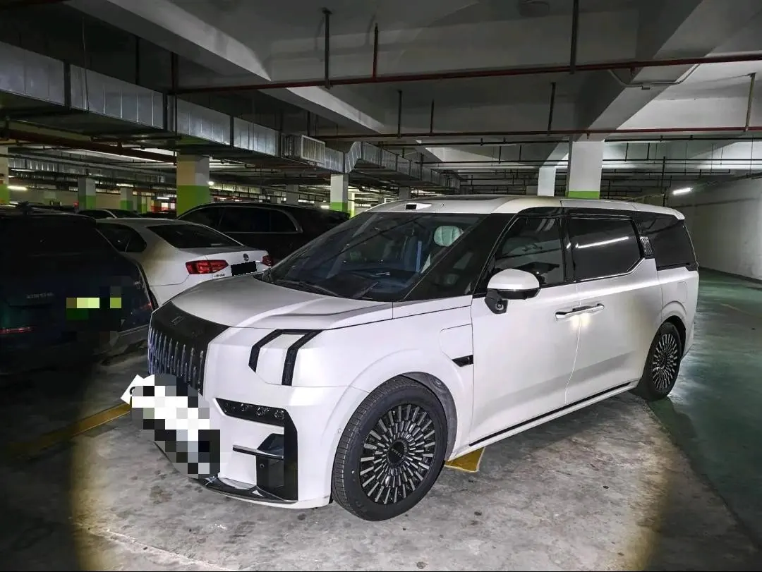 打开图片灯箱:Zeekr 2024 Zeekr 009 six-seat executive version four-wheel drive 108kWh automatic gear