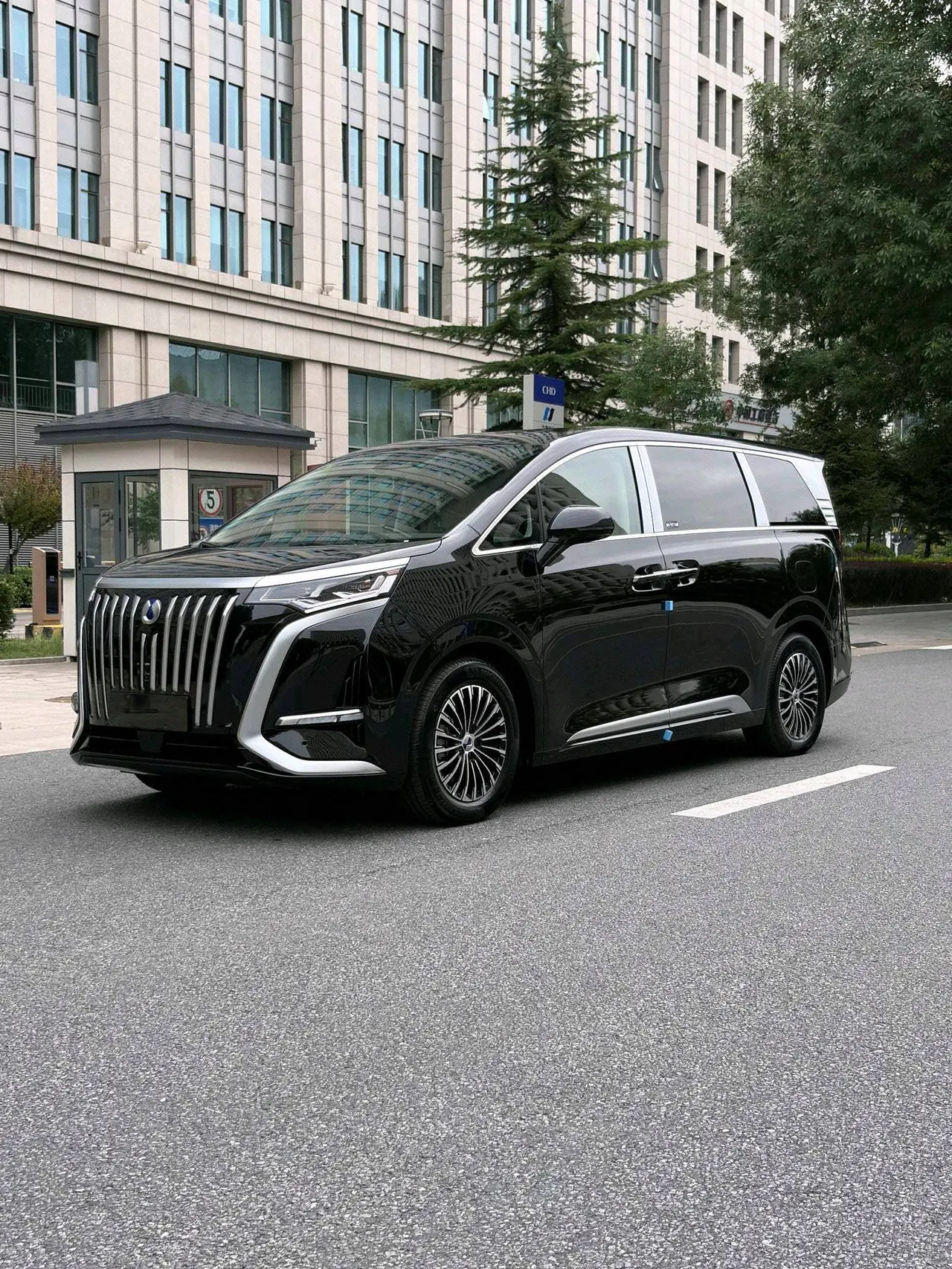 Open image lightbox: Denza 2024 Denza D9 EV EV620 exclusive automatic transmission