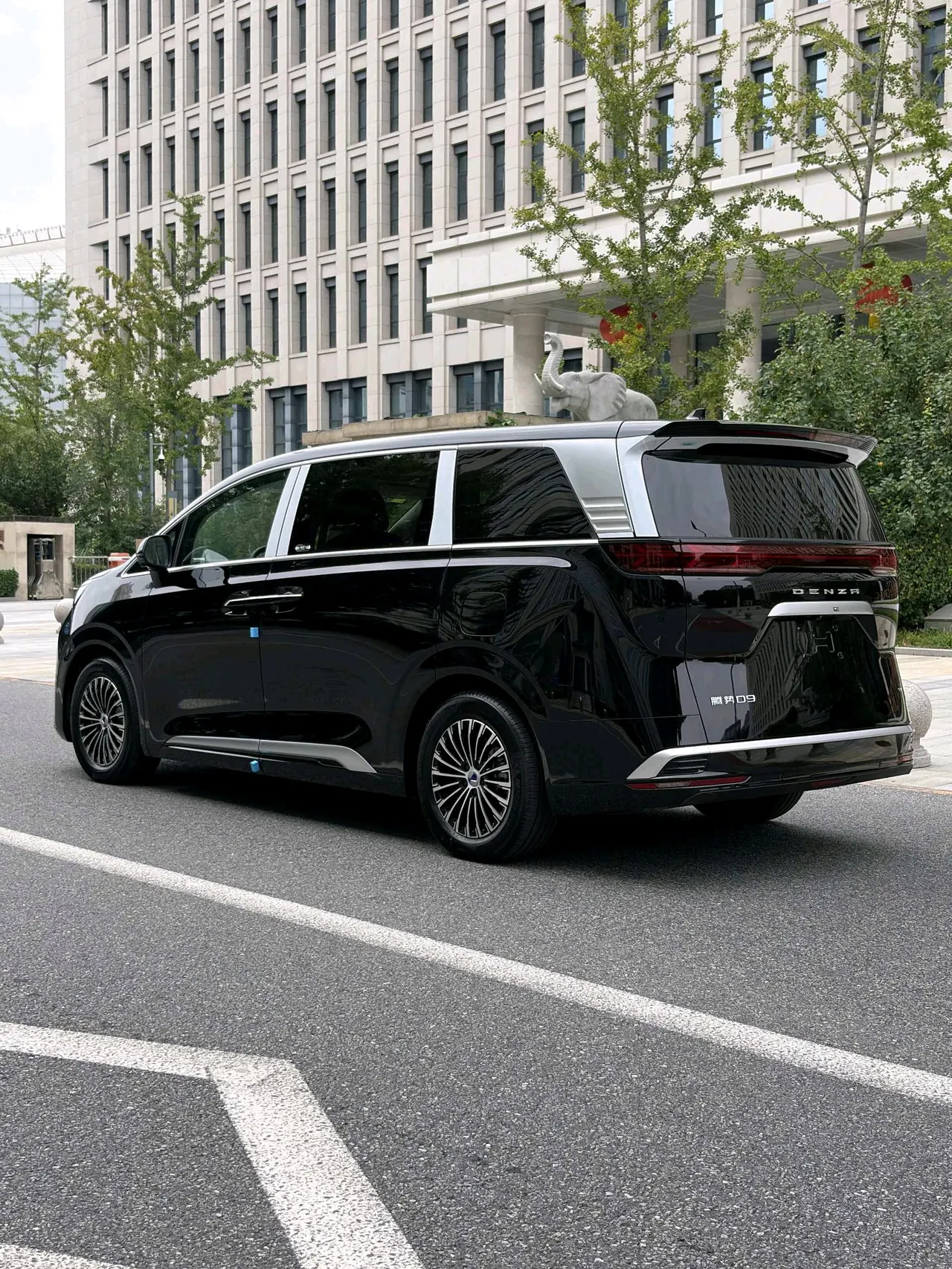Denza 2024 Denza D9 EV EV620 exclusive automatic transmission 3