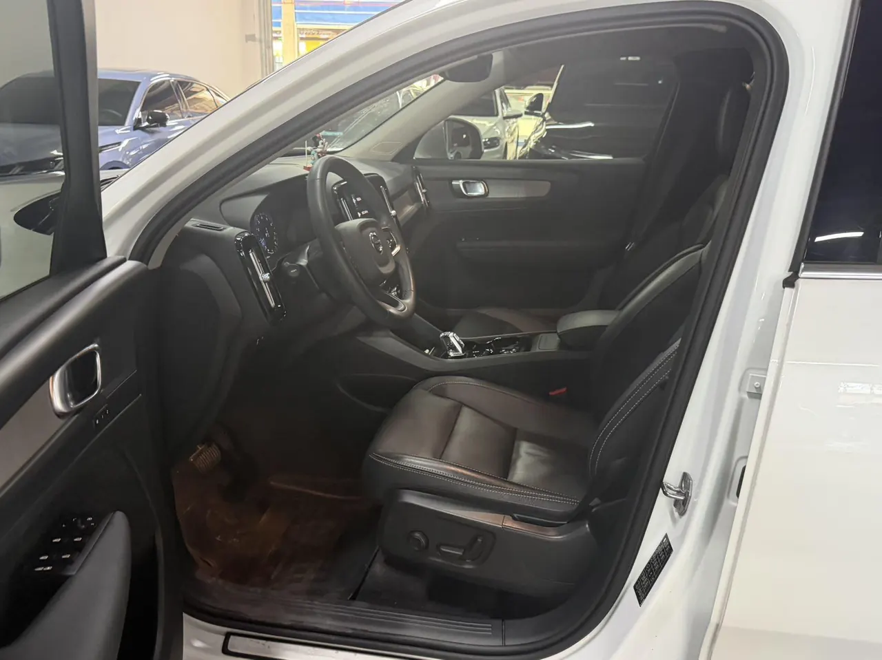 Volvo 2021 XC40 2.0T T4 4-wheel drive Zhiyuan Deluxe Edition Automatic Gear 3