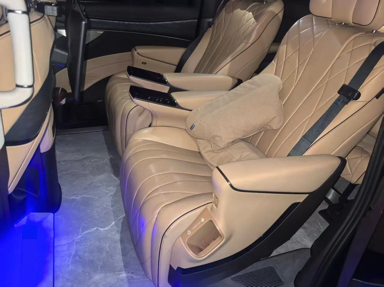 Denza 2024 Denza D9 DM-i 1.5T stepless 970 luxury automatic gear 3