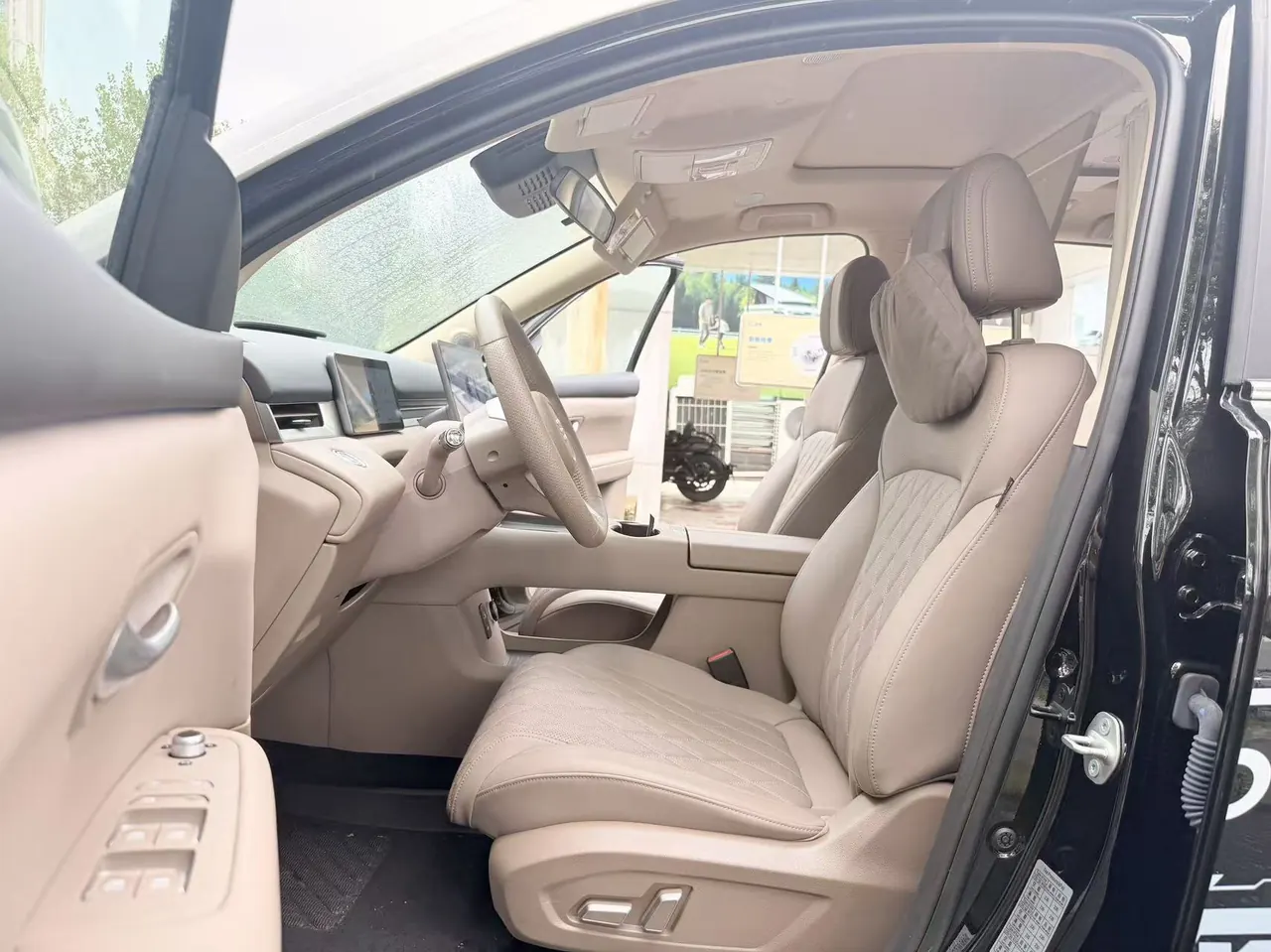 LanDian 2026 LanDian E5 PLUS 1.5 Stepless Standard Endurance Four-wheel Drive Performance Edition Ultra5 Seat Automatic Transmission 4