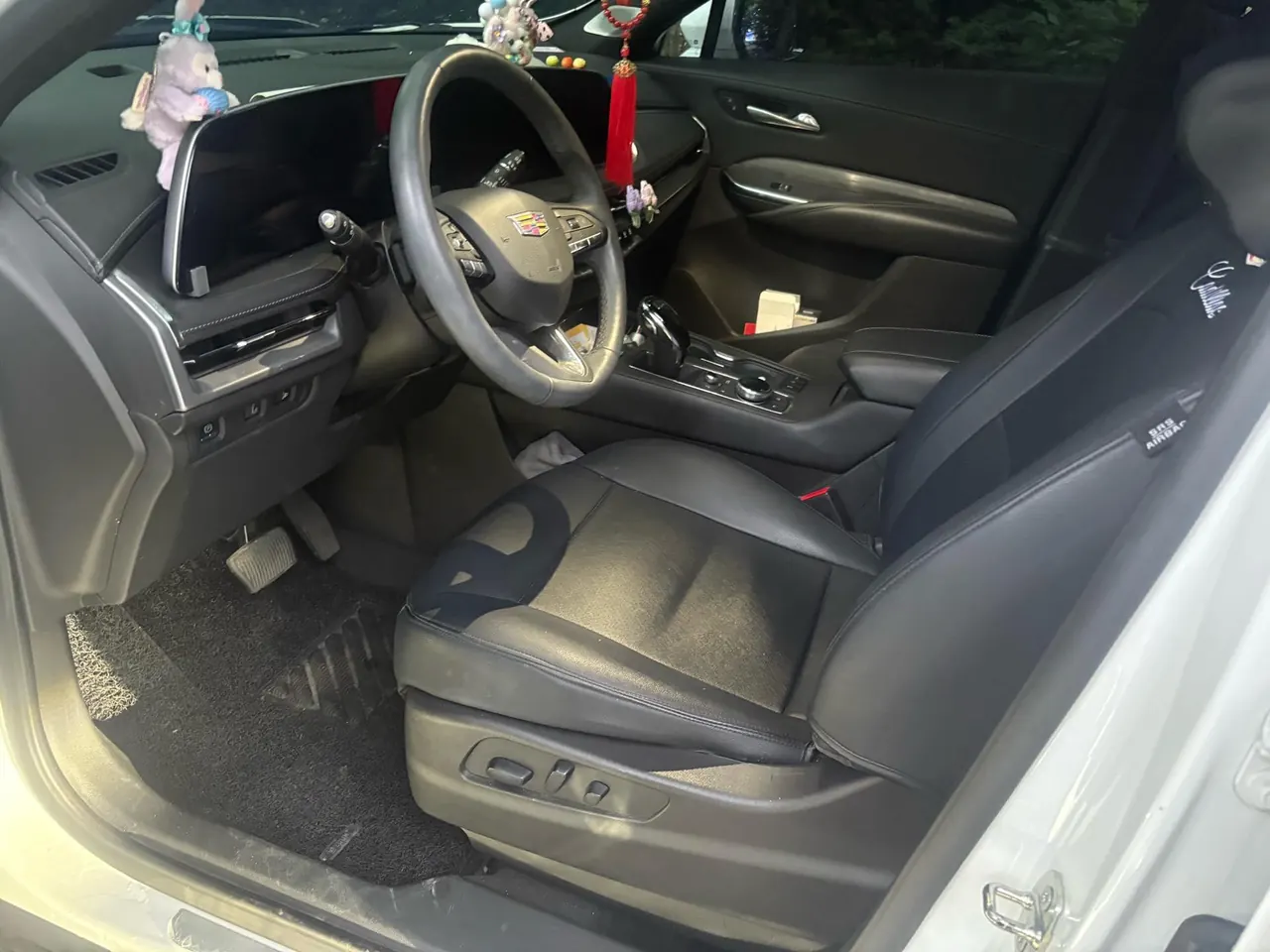 Cadillac 2023 XT4 48V 2.0T 28T Two-Drive Luxury Automatic Gear 3