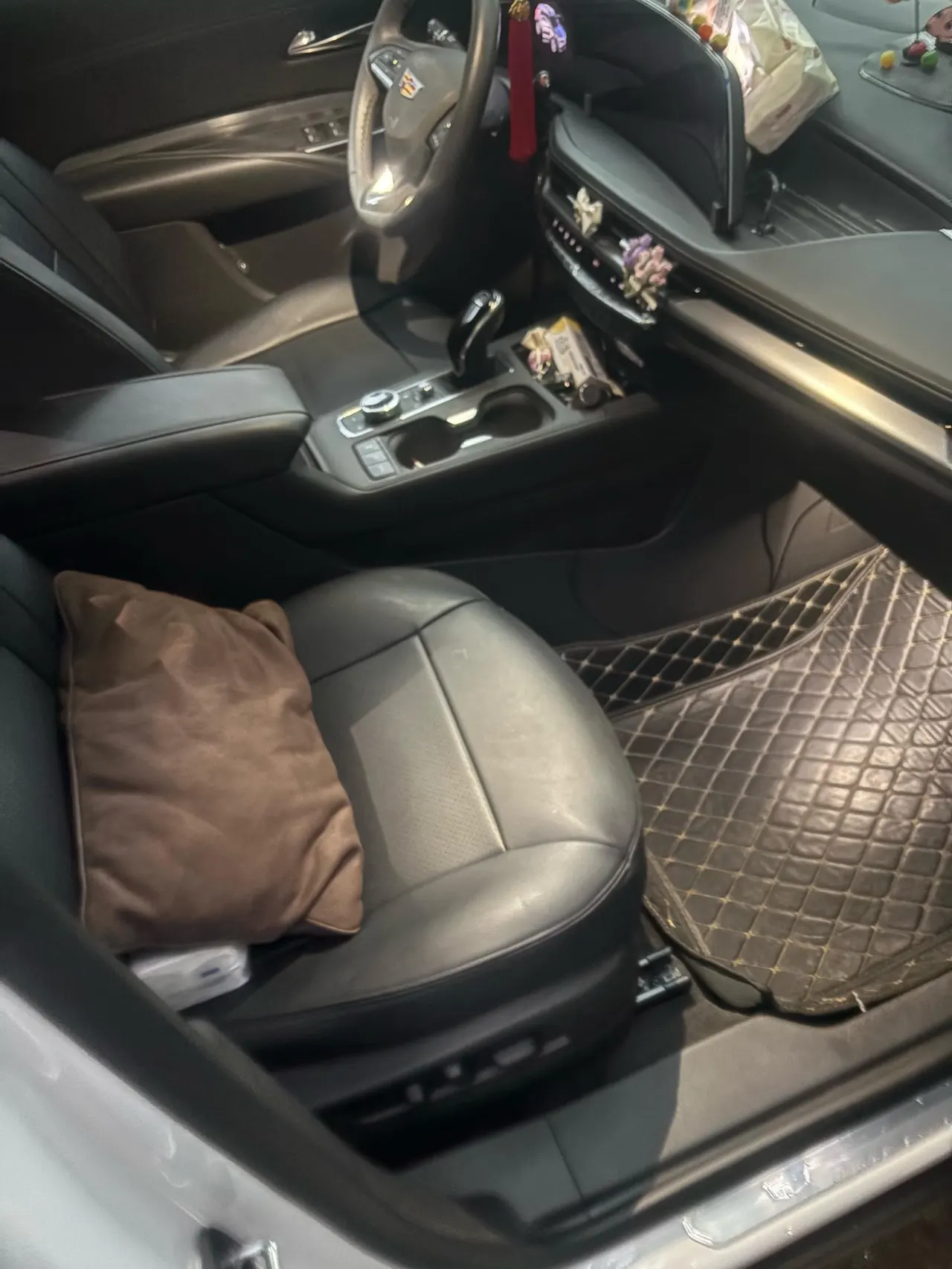 Cadillac 2023 XT4 48V 2.0T 28T Two-Drive Luxury Automatic Gear 7