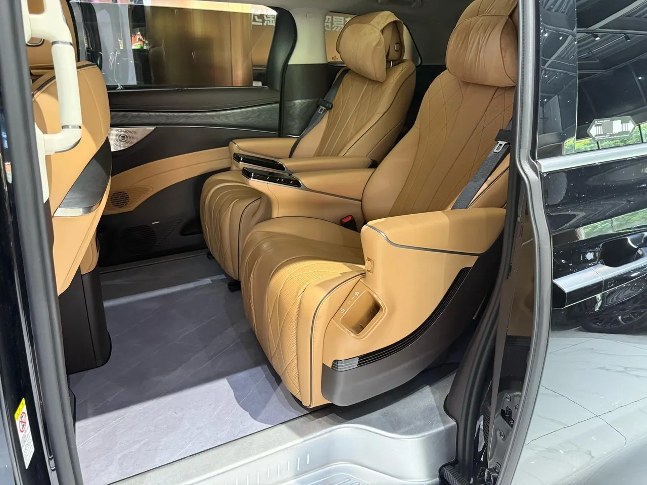 Denza 2024 Denza D9 DM-i 1.5T stepless 980 four-wheel drive distinguished automatic gear 3
