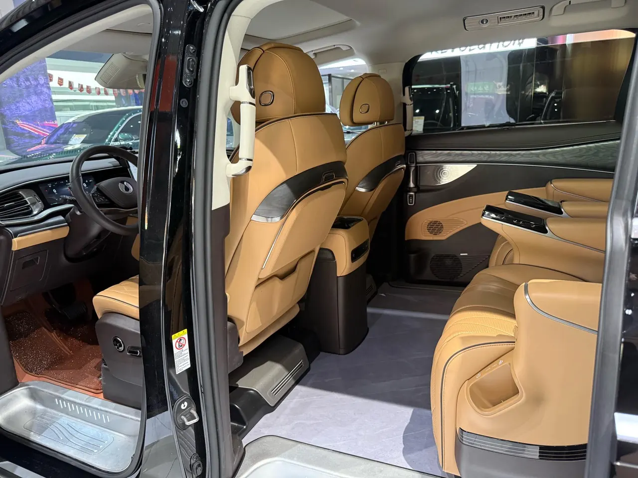 Denza 2024 Denza D9 DM-i 1.5T stepless 980 four-wheel drive distinguished automatic gear 4