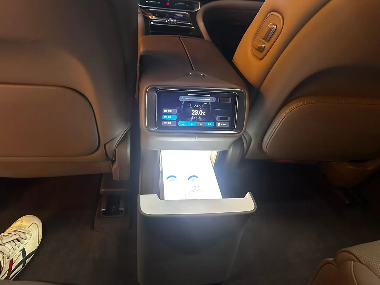 AITO 2025 AITO M9 extended range Ultra version 52kWh6 seat version automatic gear 10