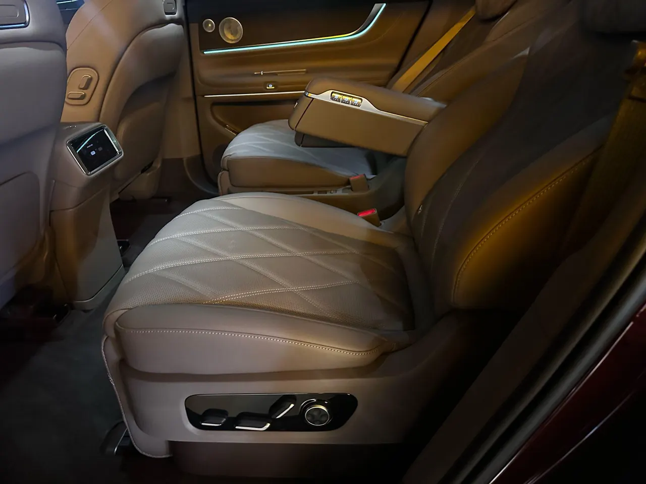 AITO 2025 AITO M9 extended range Ultra version 52kWh6 seat version automatic gear 13