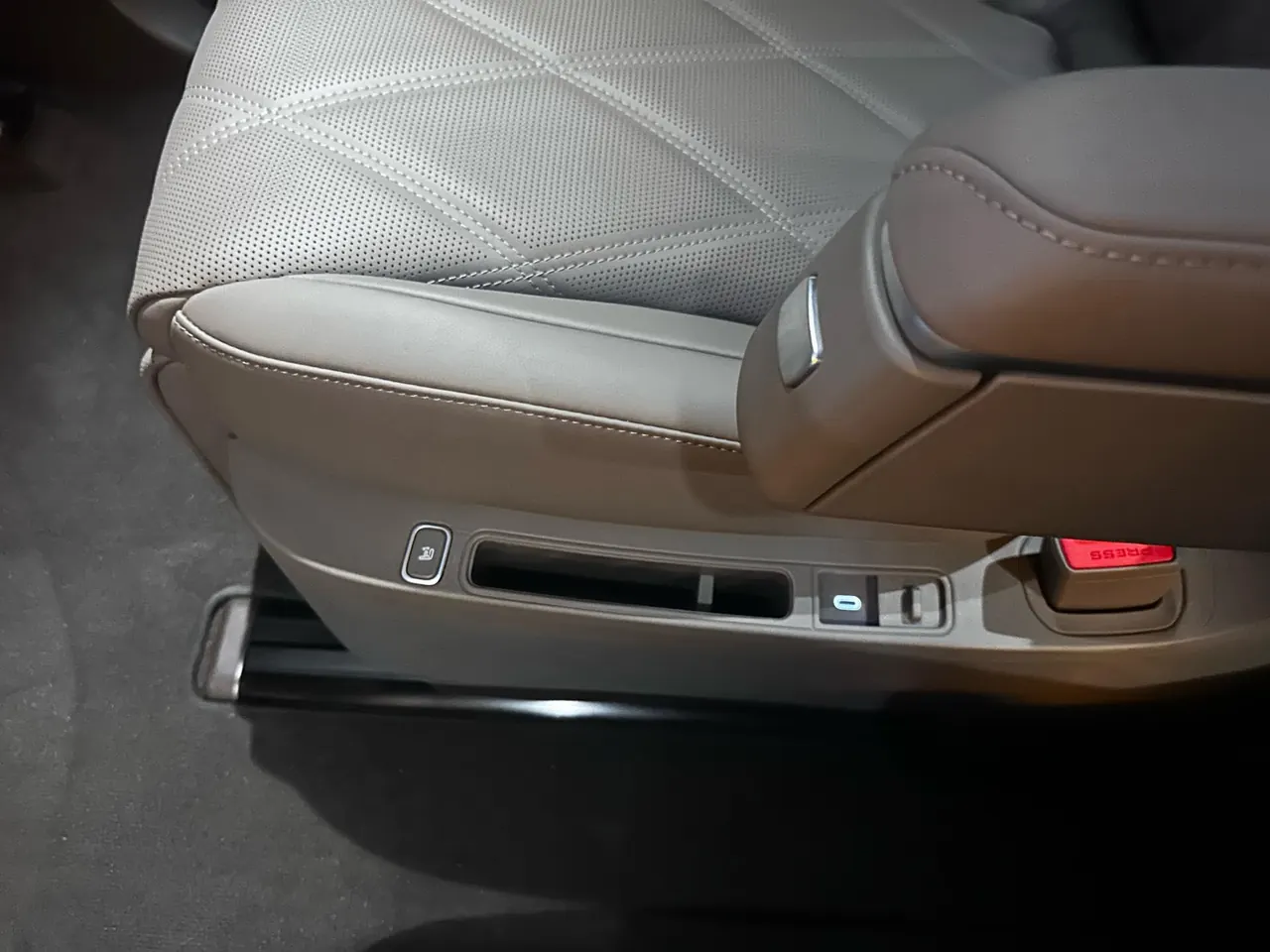 AITO 2025 AITO M9 extended range Ultra version 52kWh6 seat version automatic gear 9