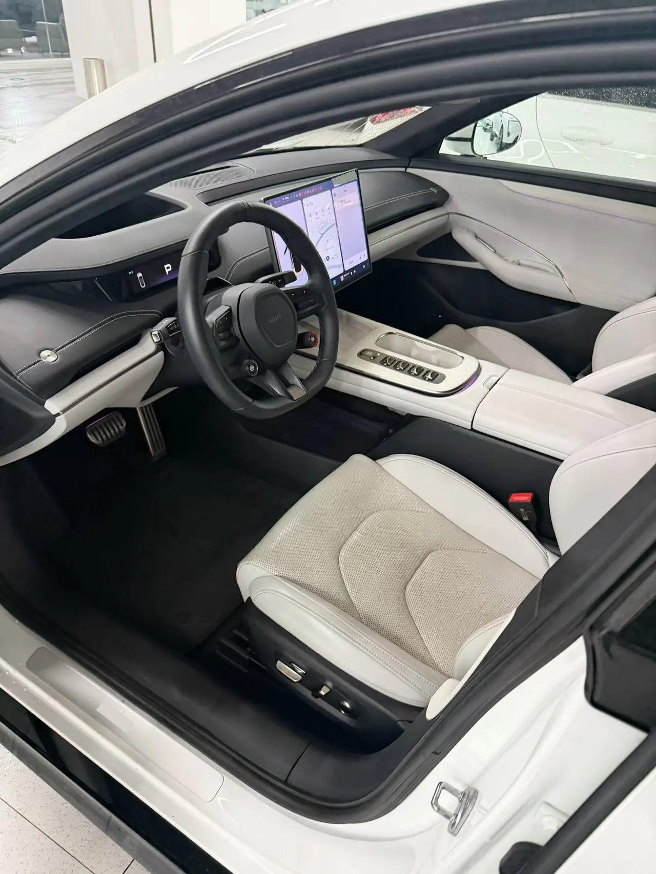 MI 2024 SU 7 750km Four-wheel Drive Max Founding Edition Automatic Gear 3