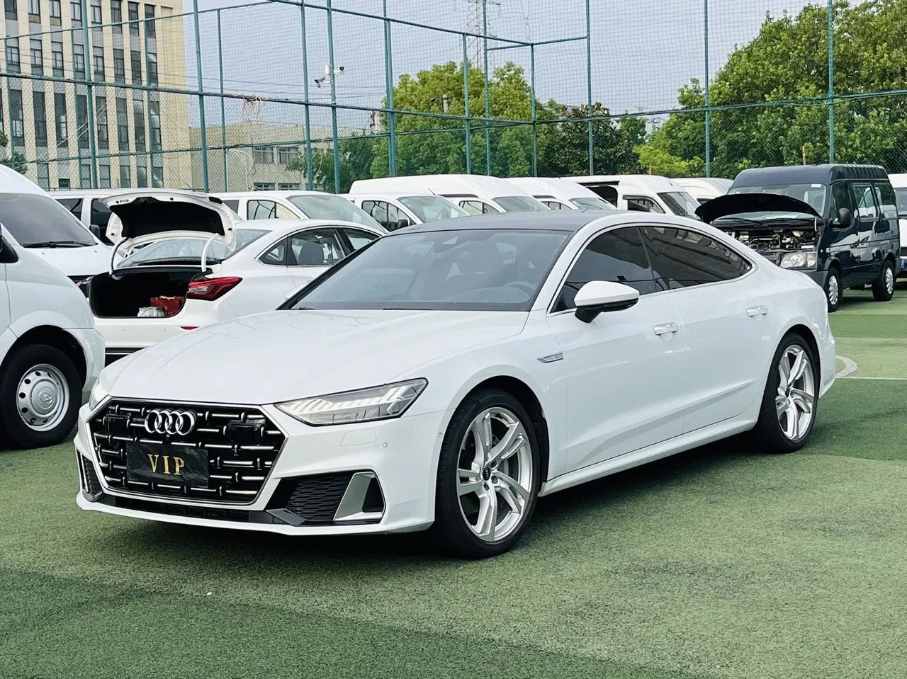 打开图片灯箱:Audi 2024 A7L 2.0TFSI 45TFSI Quattro S-line see remote crystal flow set automatic gear