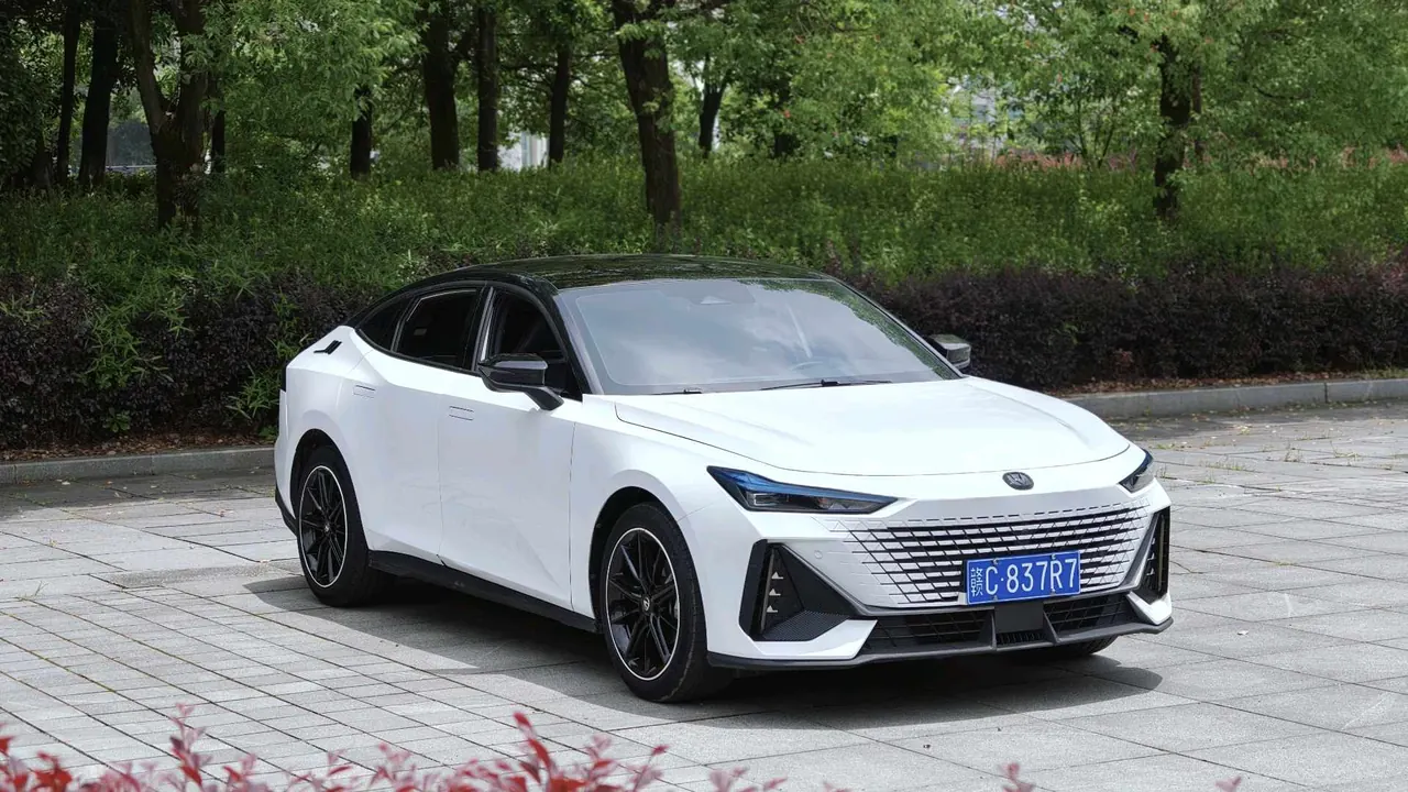 ChangAn 2023 UNI-V 1.5T exclusive automatic gear 2