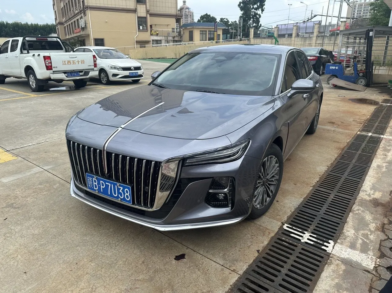 Open image lightbox: HongQi 2023 H5 2.0T Zhilian Flag Edition Automatic Gear