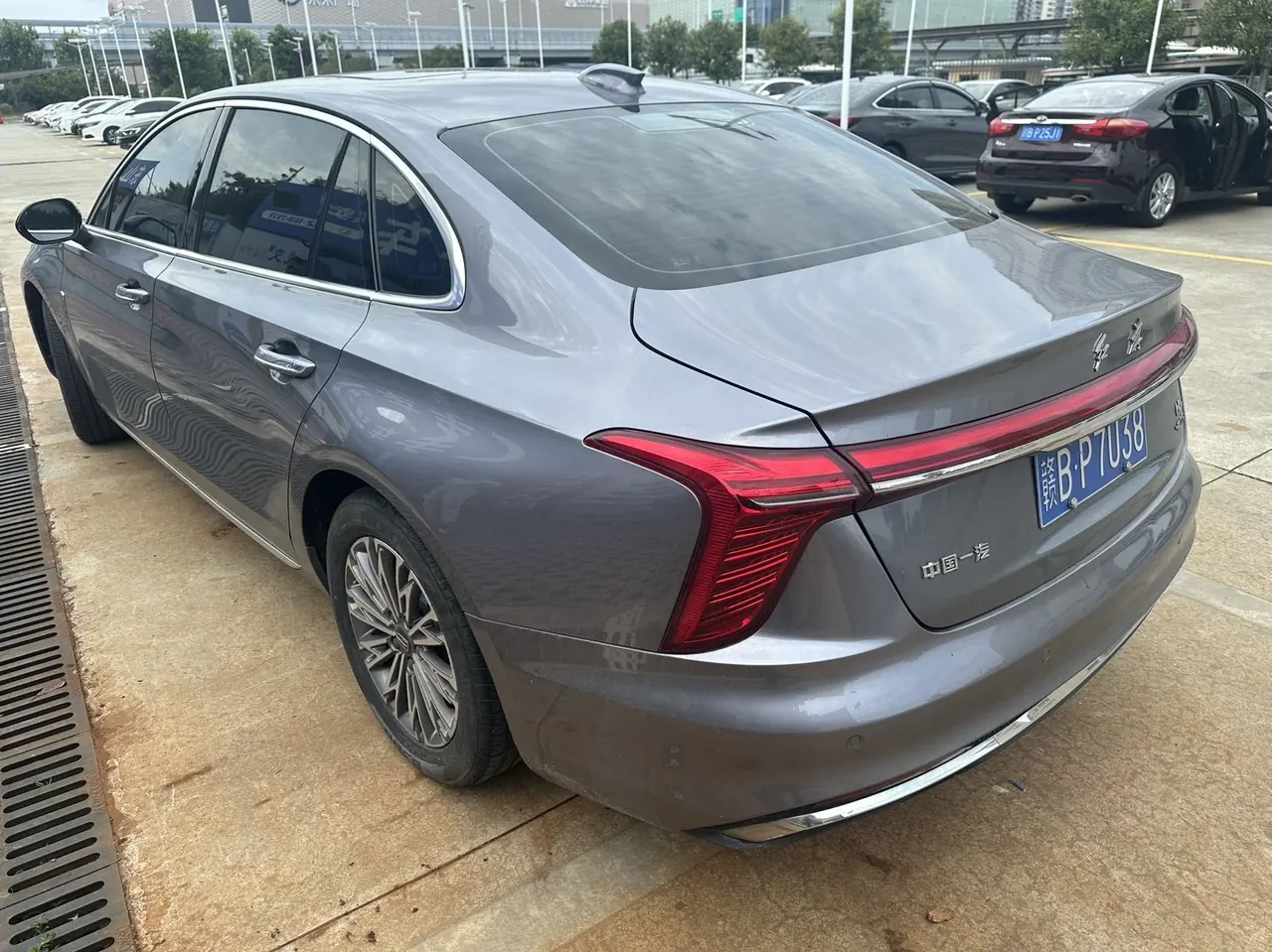 HongQi 2023 H5 2.0T Zhilian Flag Edition Automatic Gear 7