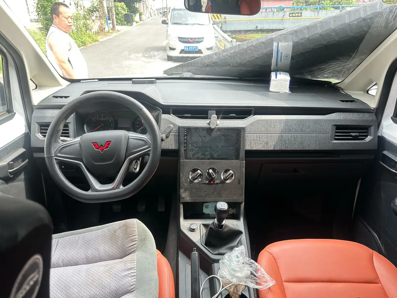 WuLing 2021 Journey 1.5T Comfortable Manual Gear 6